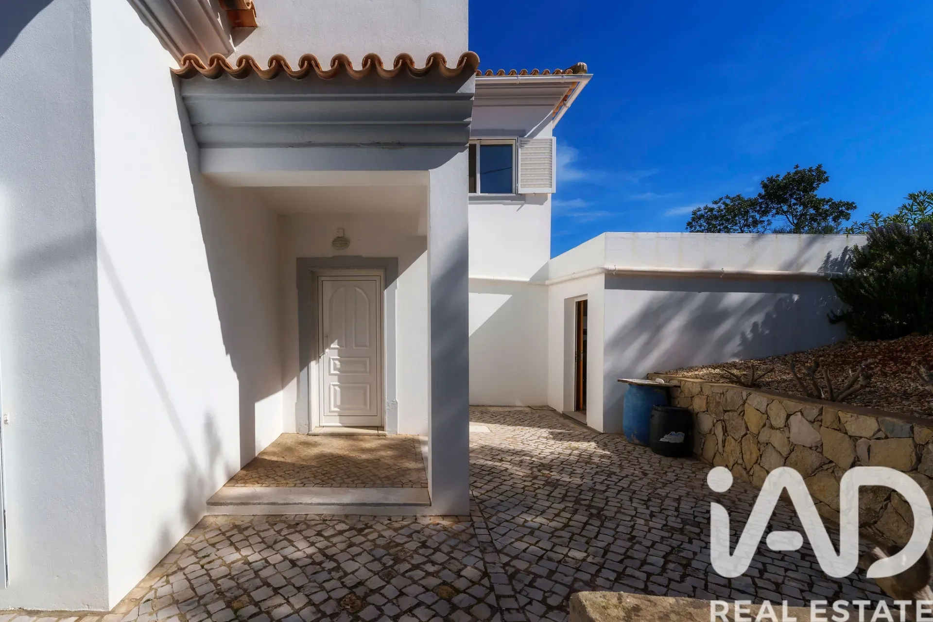 Contemporary 3-Bedroom House with Pool and Ruin in Santa Bárbara de Nexe - View image 10 of 37