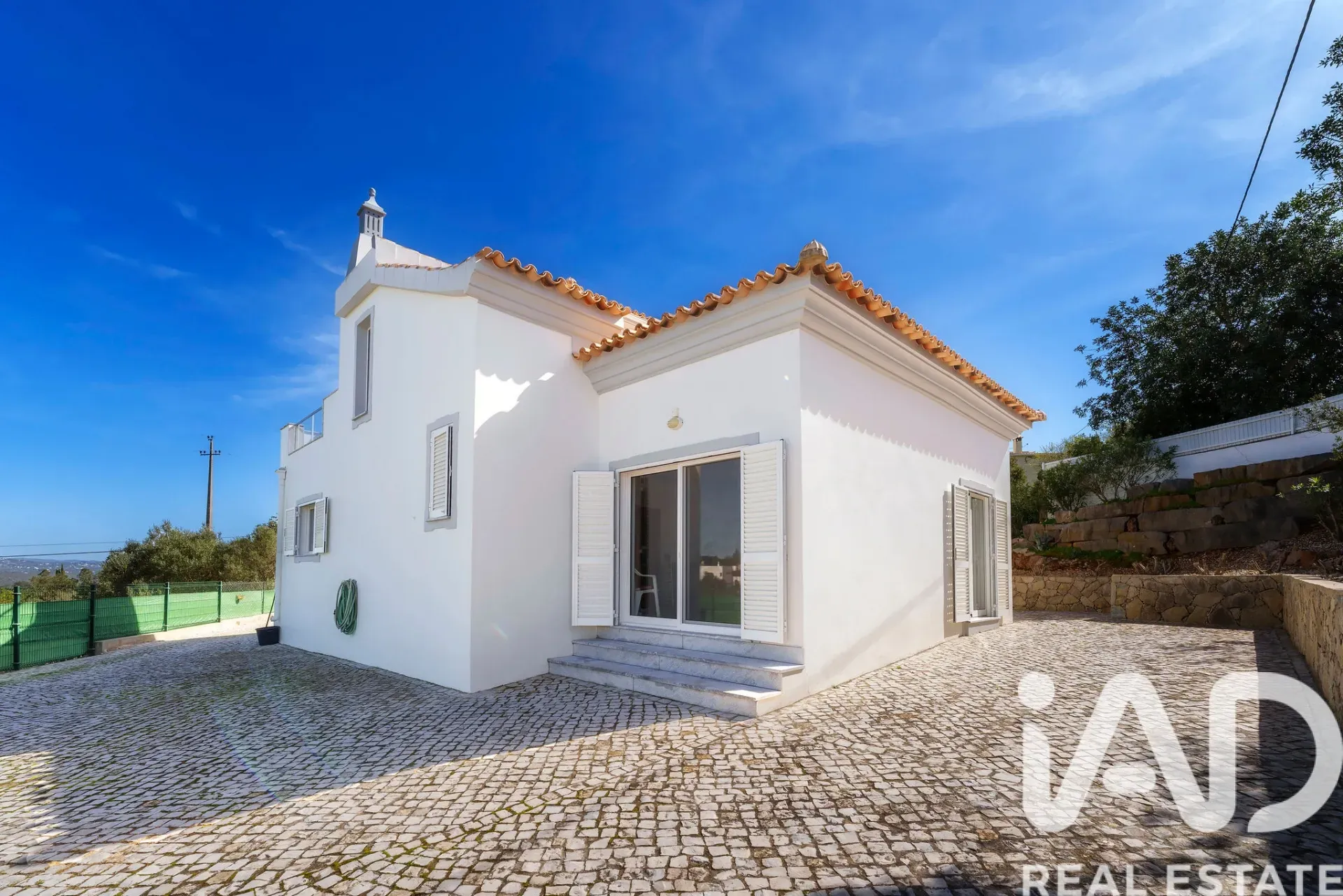 Contemporary 3-Bedroom House with Pool and Ruin in Santa Bárbara de Nexe - View image 11 of 37