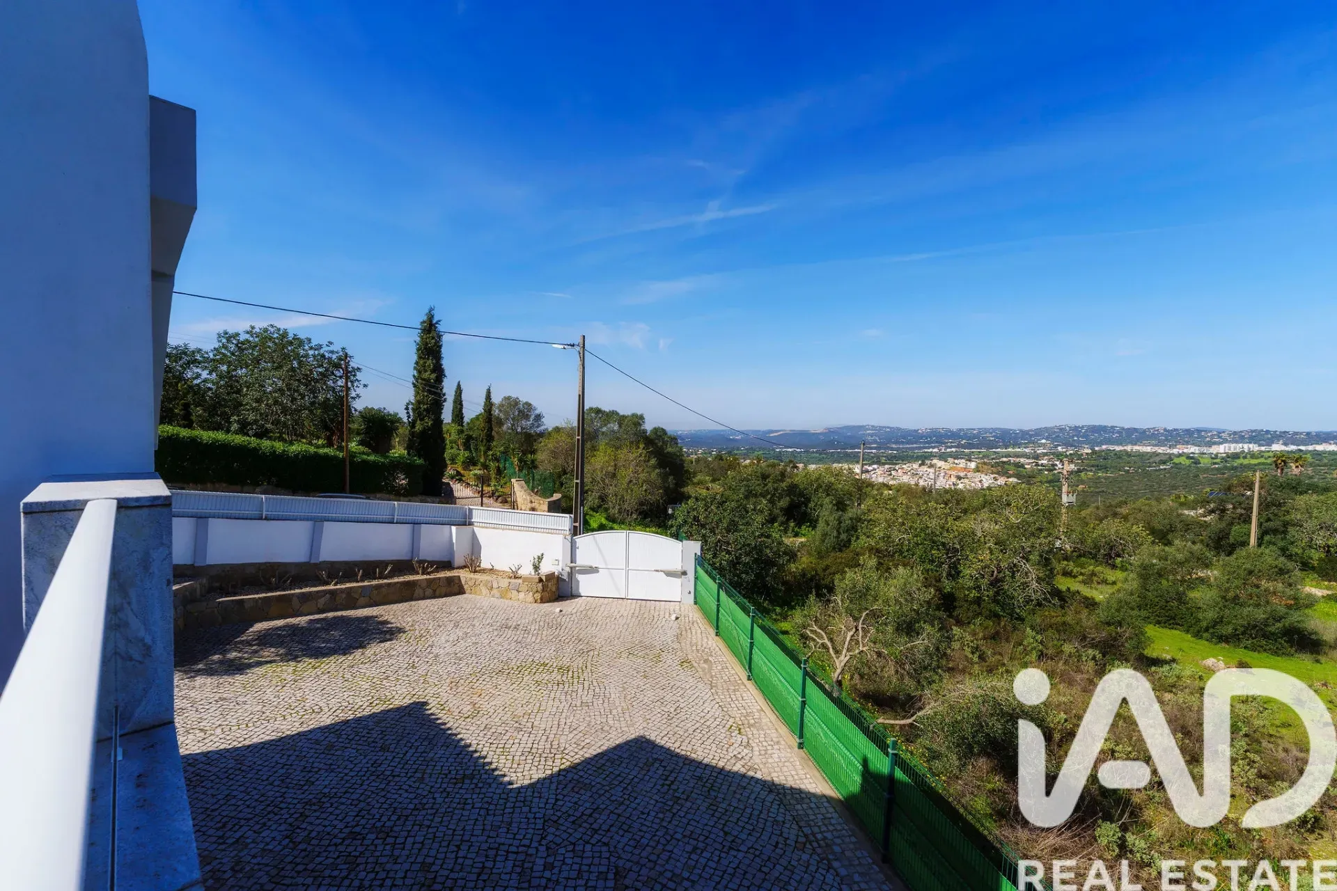 Contemporary 3-Bedroom House with Pool and Ruin in Santa Bárbara de Nexe - View image 12 of 37