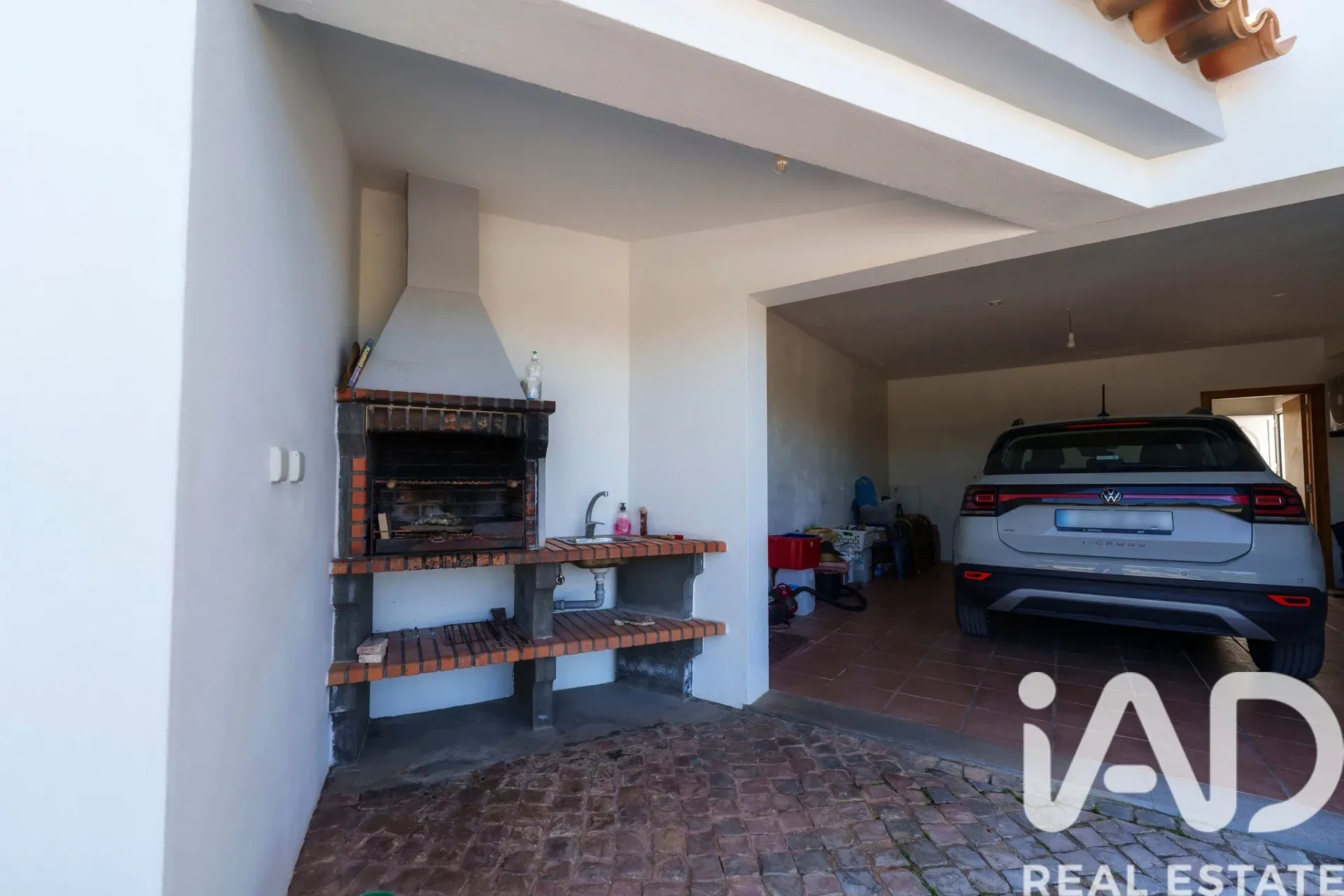 Contemporary 3-Bedroom House with Pool and Ruin in Santa Bárbara de Nexe - View image 13 of 37