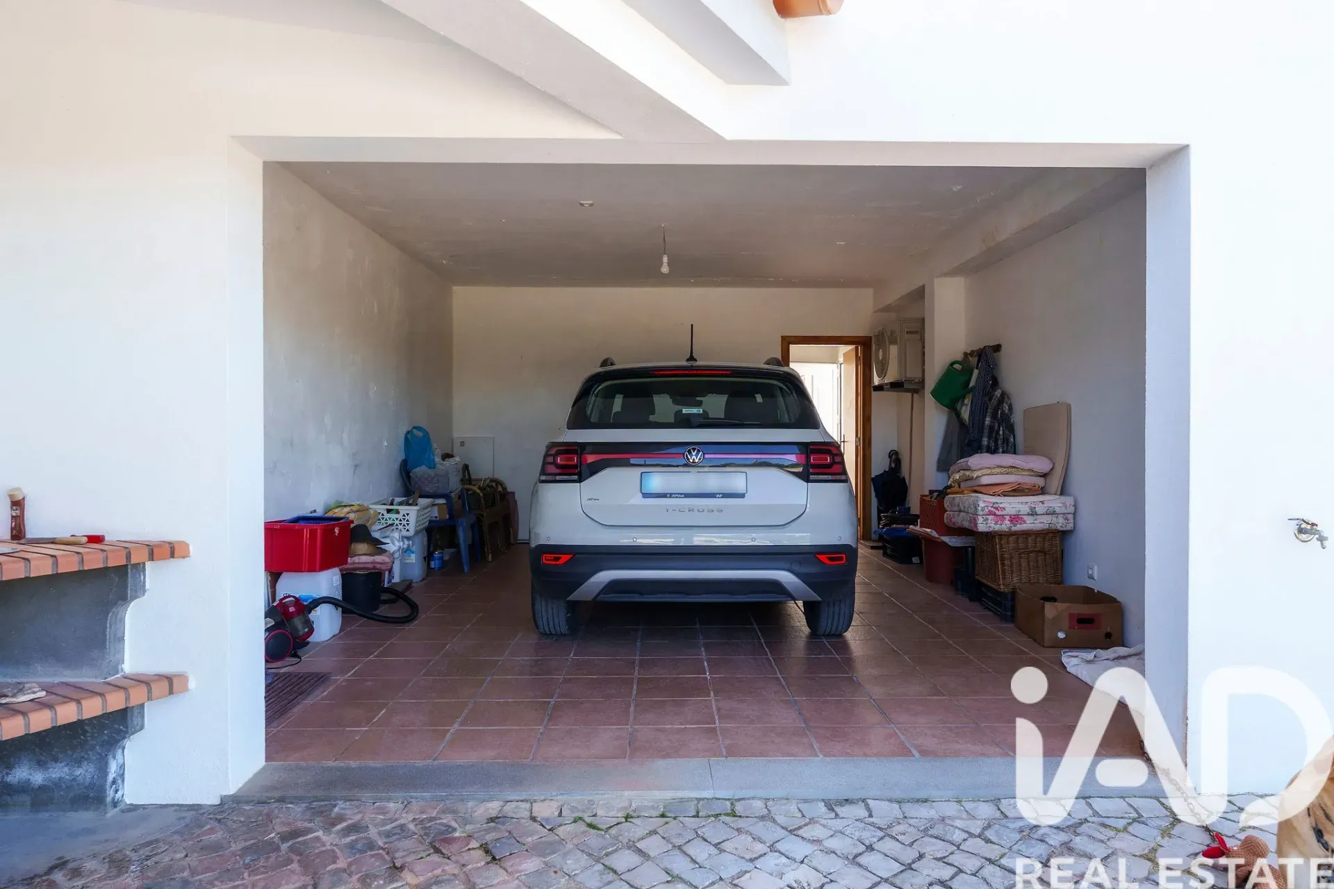 Contemporary 3-Bedroom House with Pool and Ruin in Santa Bárbara de Nexe - View image 14 of 37