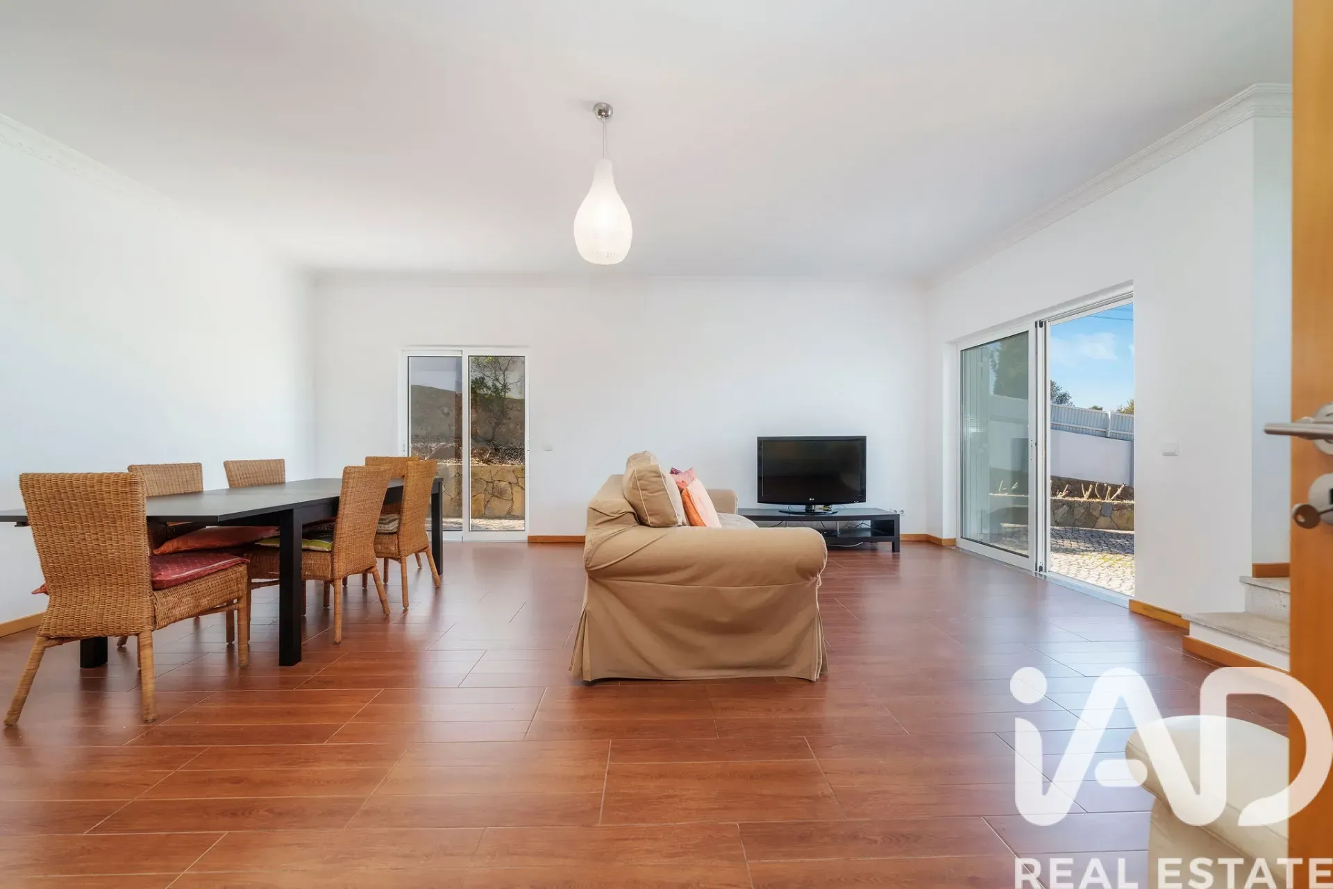 Contemporary 3-Bedroom House with Pool and Ruin in Santa Bárbara de Nexe - View image 18 of 37