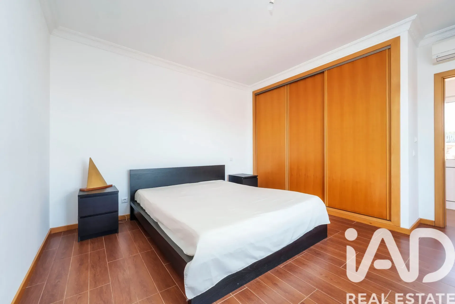 Contemporary 3-Bedroom House with Pool and Ruin in Santa Bárbara de Nexe - View image 23 of 37