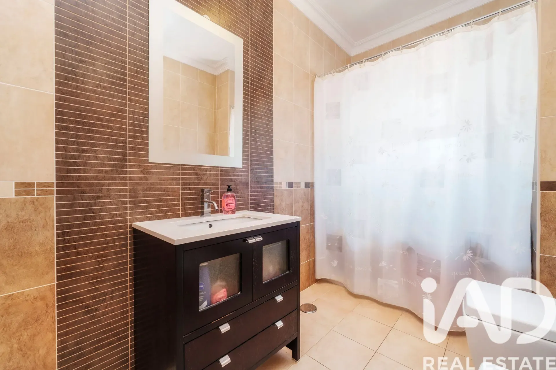 Contemporary 3-Bedroom House with Pool and Ruin in Santa Bárbara de Nexe - View image 34 of 37