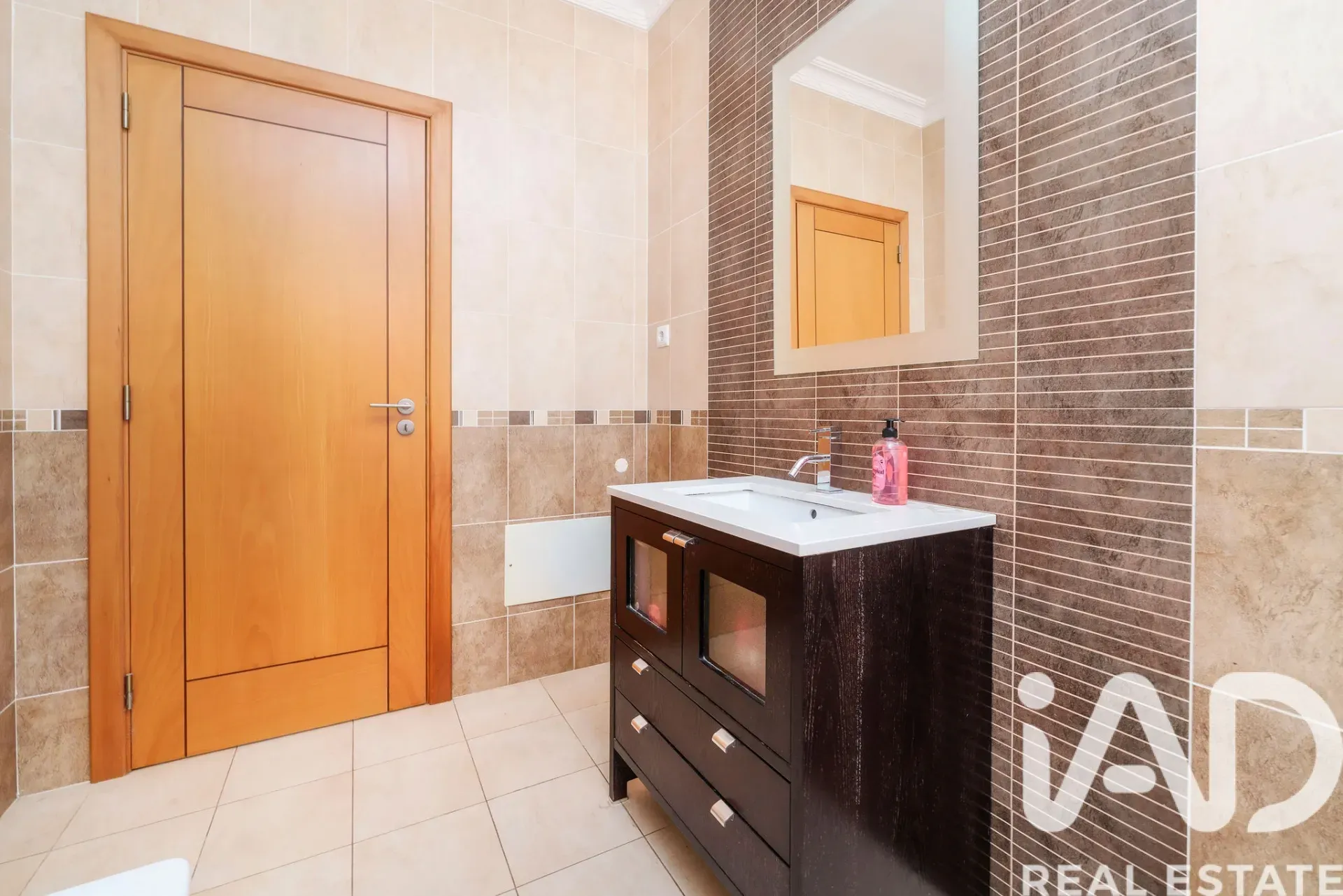 Contemporary 3-Bedroom House with Pool and Ruin in Santa Bárbara de Nexe - View image 36 of 37