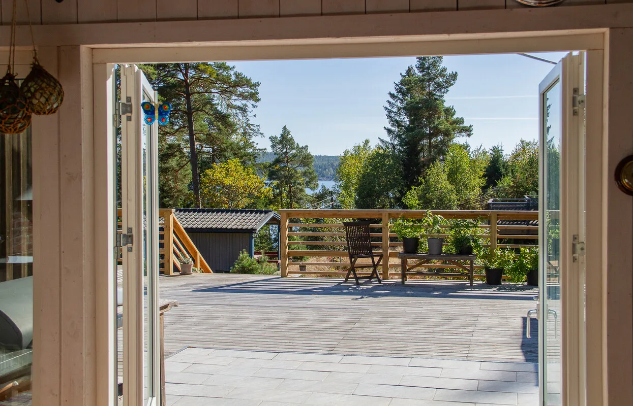 Scenic Swedish Retreat with Expansive Garden and Terrace in Långgarn - Image 2