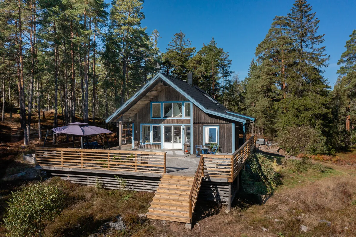 Scenic Swedish Retreat with Expansive Garden and Terrace in Långgarn - Image 1