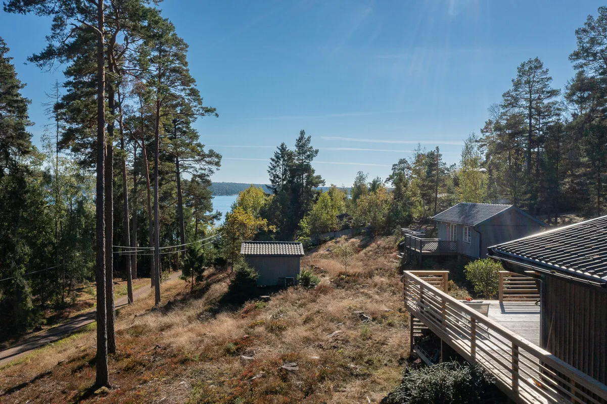 Scenic Swedish Retreat with Expansive Garden and Terrace in Långgarn - Image 4