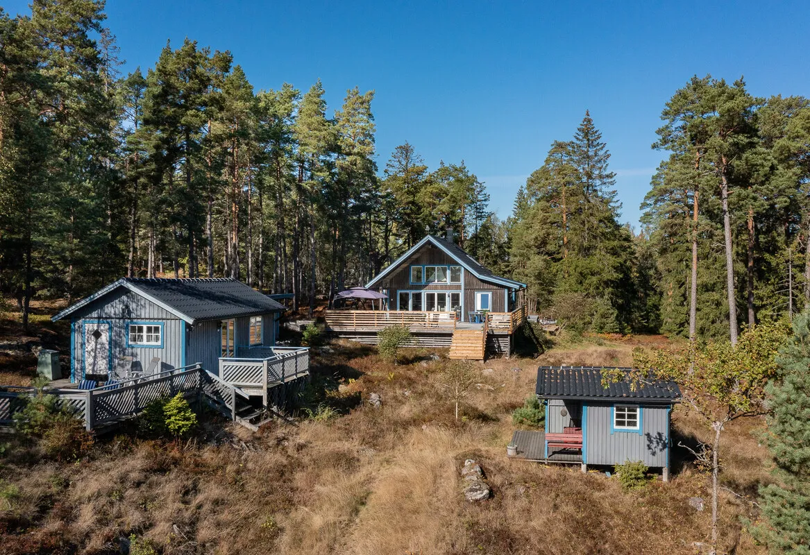 Scenic Swedish Retreat with Expansive Garden and Terrace in Långgarn - Image 5