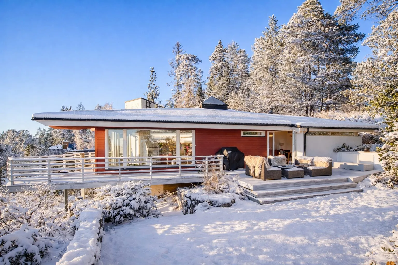 4-Bedroom House with Expansive Garden in Oslo's Prestigious Holmenkollen - Image 2