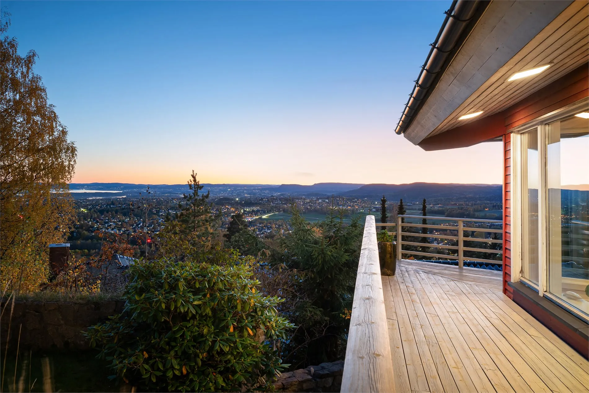 4-Bedroom House with Expansive Garden in Oslo's Prestigious Holmenkollen - Image 4