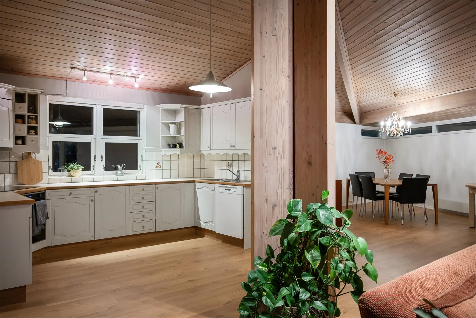 4-Bedroom House with Expansive Garden in Oslo's Prestigious Holmenkollen - View image 8 of 57