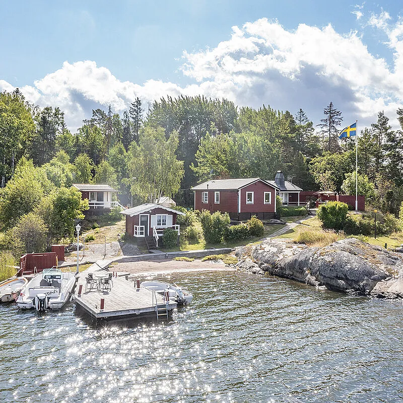 1960s Swedish Country House with Expansive Gardens and Lakeside Views