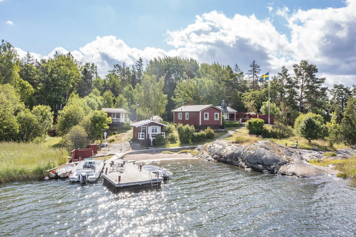 1960s Swedish Country House with Expansive Gardens and Lakeside Views - Image 1