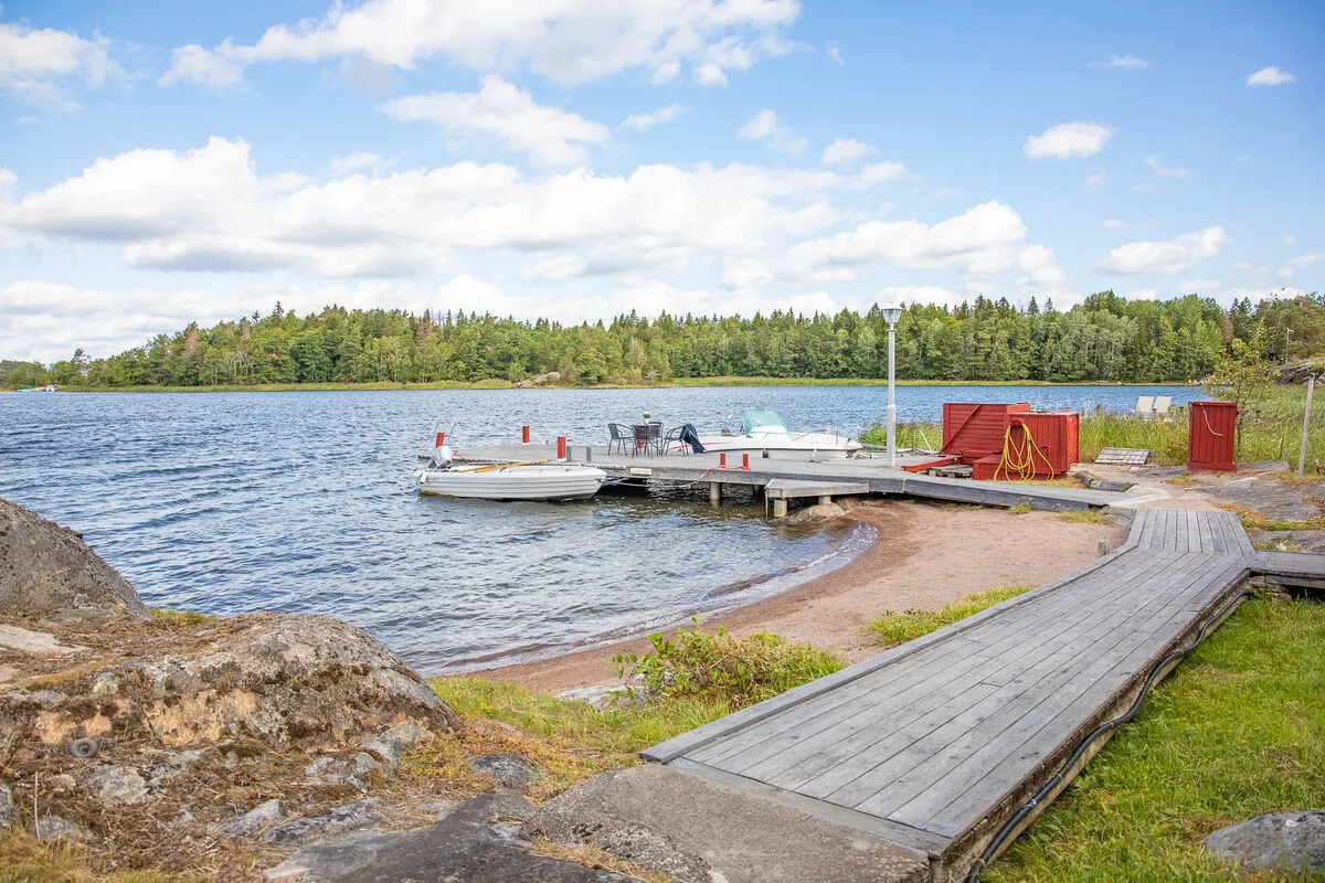 1960s Swedish Country House with Expansive Gardens and Lakeside Views - Image 2