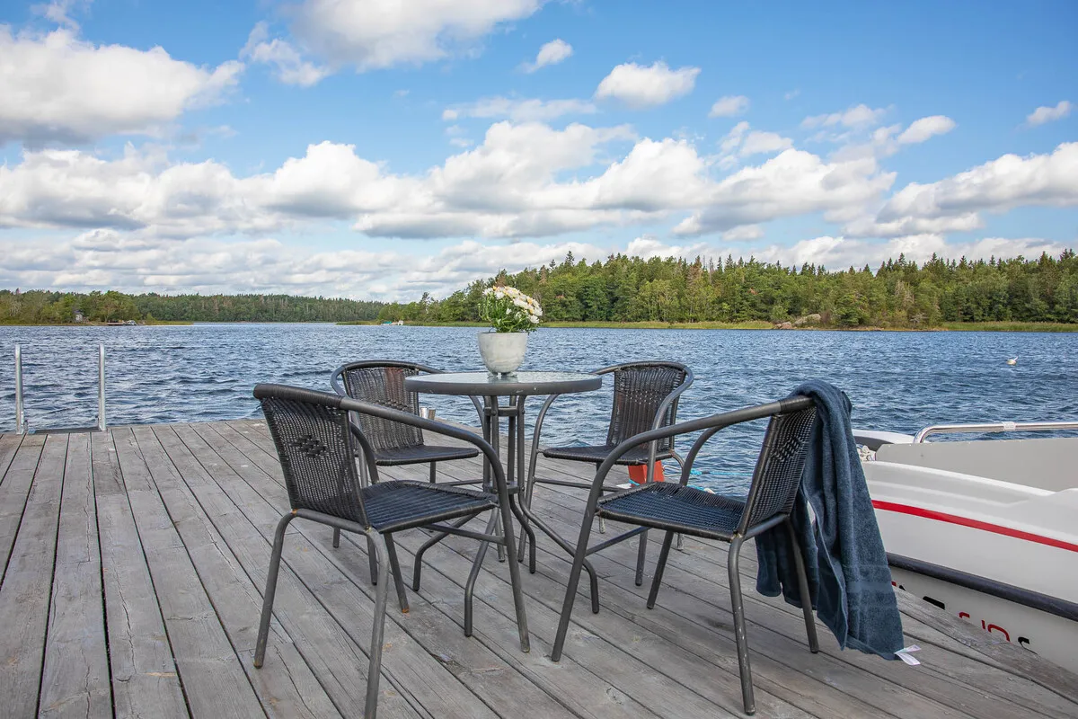 1960s Swedish Country House with Expansive Gardens and Lakeside Views - Image 3