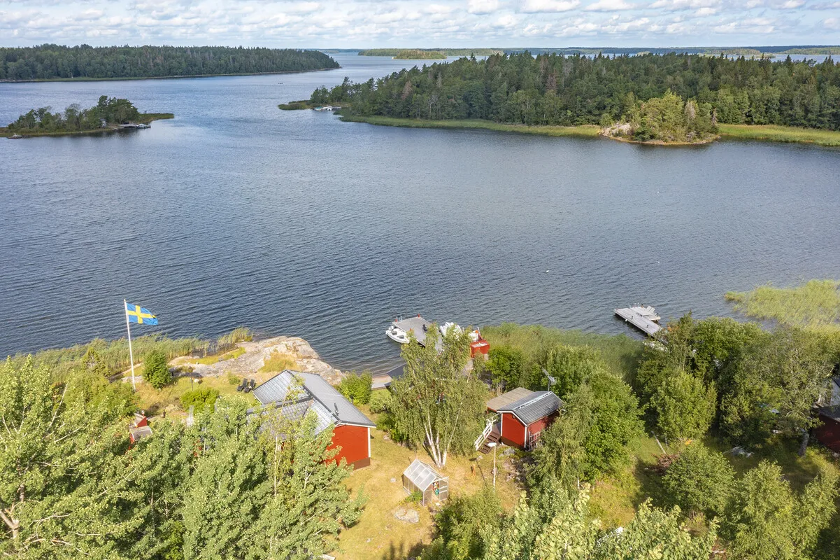 1960s Swedish Country House with Expansive Gardens and Lakeside Views - Image 5