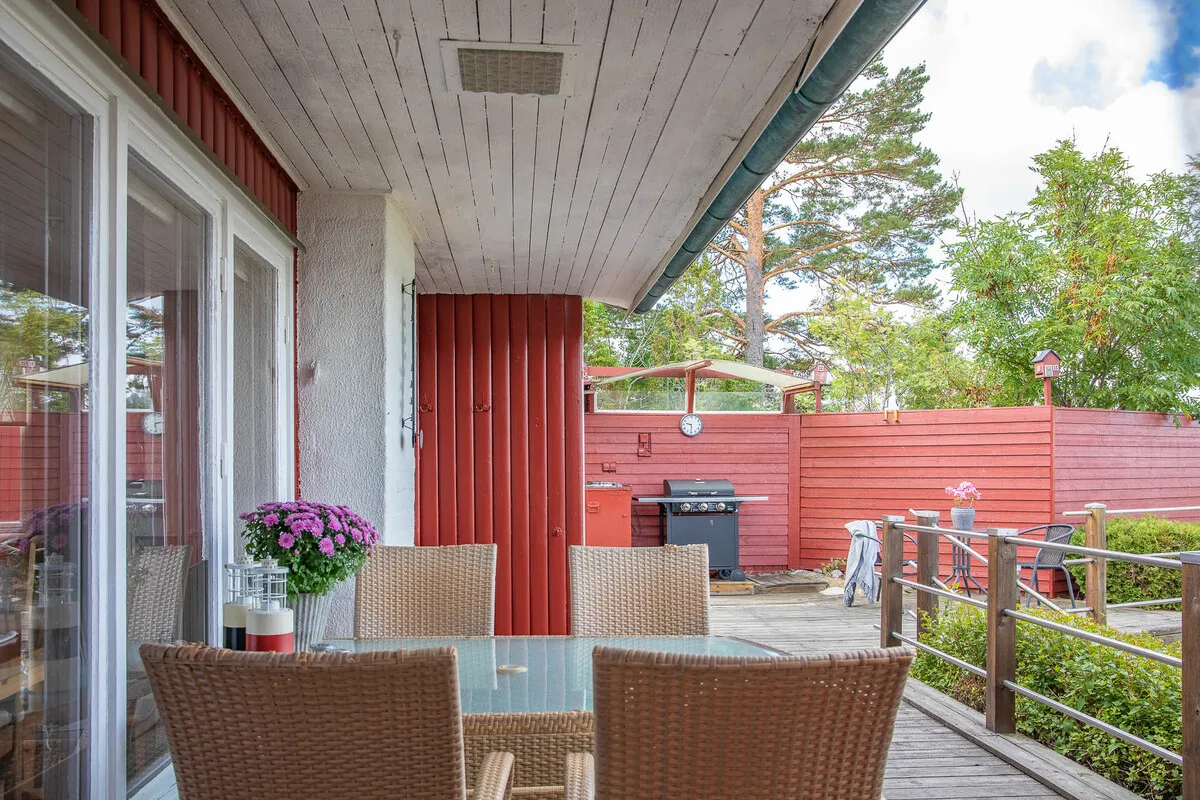1960s Swedish Country House with Expansive Gardens and Lakeside Views - View image 8 of 39