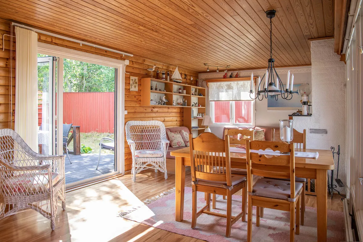 1960s Swedish Country House with Expansive Gardens and Lakeside Views - View image 9 of 39