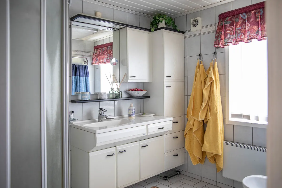 1960s Swedish Country House with Expansive Gardens and Lakeside Views - View image 20 of 39