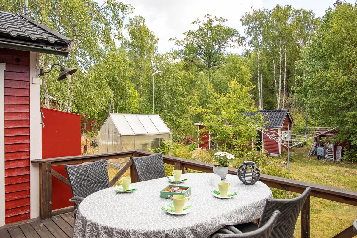 1960s Swedish Country House with Expansive Gardens and Lakeside Views - View image 25 of 39