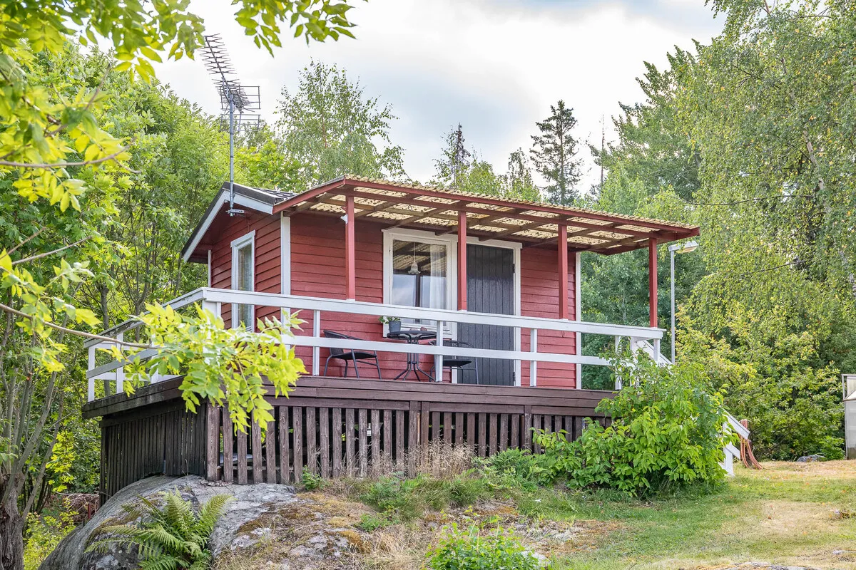 1960s Swedish Country House with Expansive Gardens and Lakeside Views - View image 29 of 39
