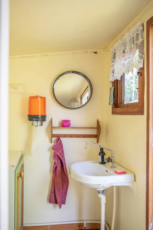 1960s Swedish Country House with Expansive Gardens and Lakeside Views - View image 32 of 39