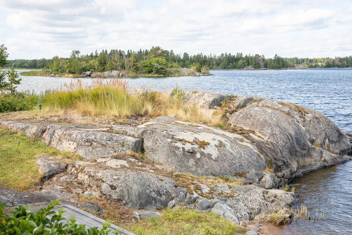 1960s Swedish Country House with Expansive Gardens and Lakeside Views - View image 34 of 39