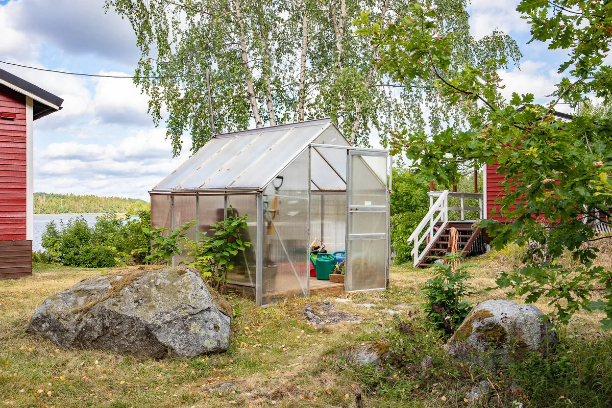 1960s Swedish Country House with Expansive Gardens and Lakeside Views - View image 35 of 39