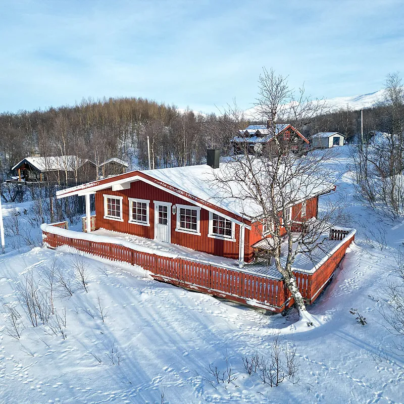 1980s Swedish Country House with Terrace and Expansive Lot in Överuman