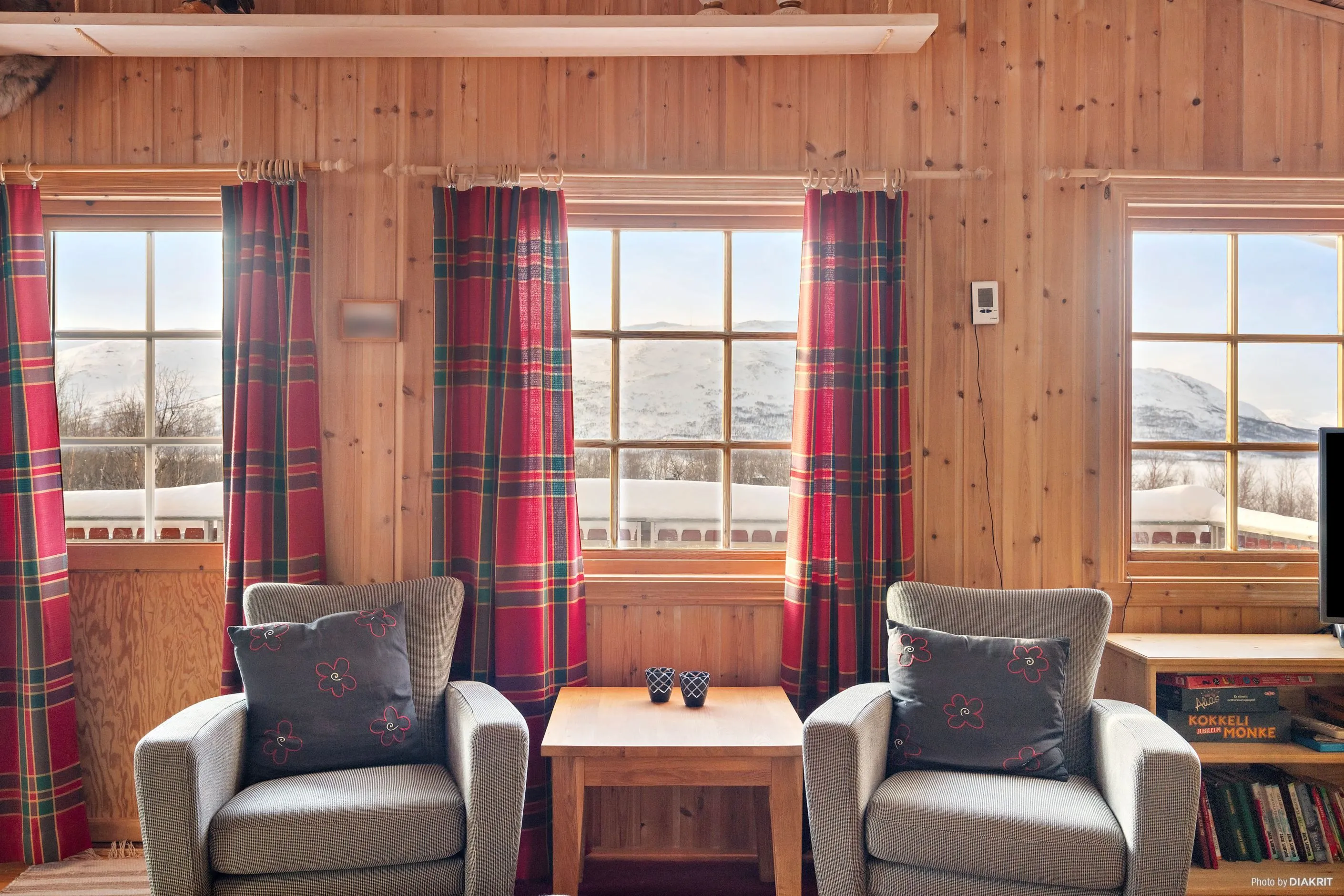 1980s Swedish Country House with Terrace and Expansive Lot in Överuman - View image 11 of 33