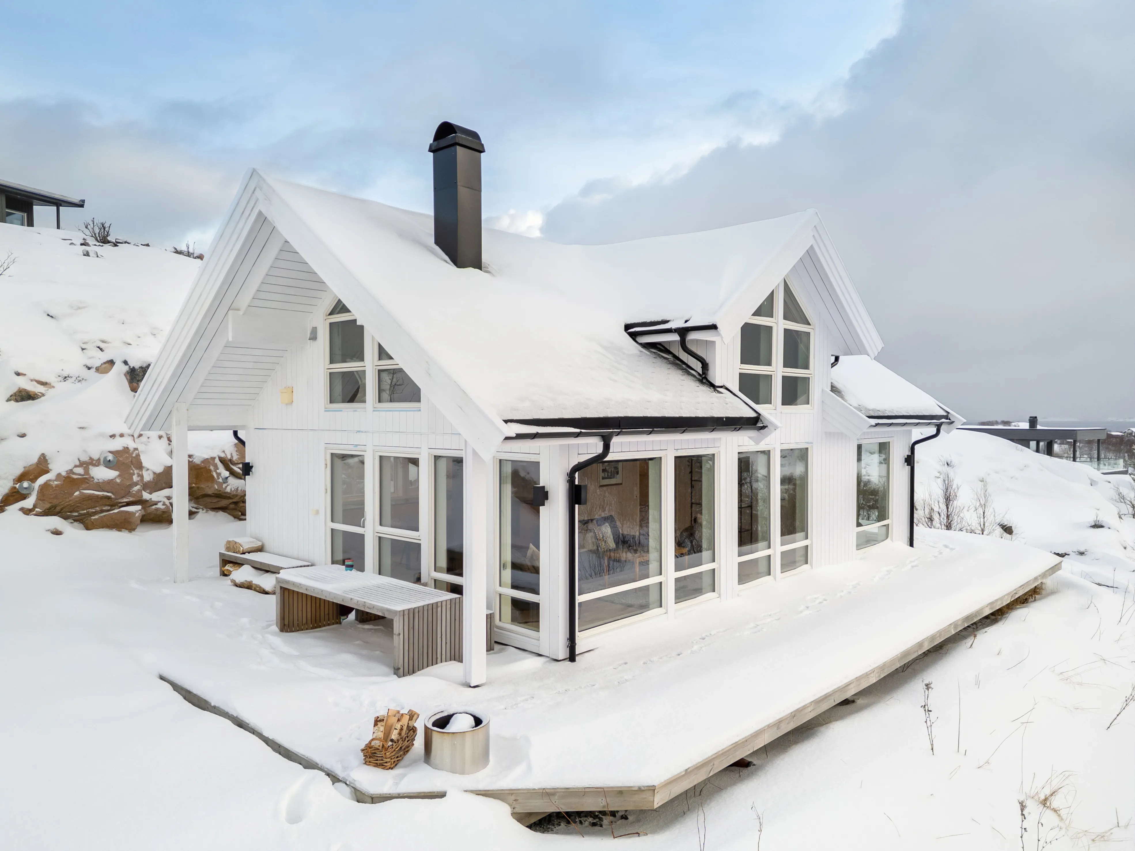 Modern 4-Bedroom Cabin with Expansive Terrace in Lødingen - Image 1