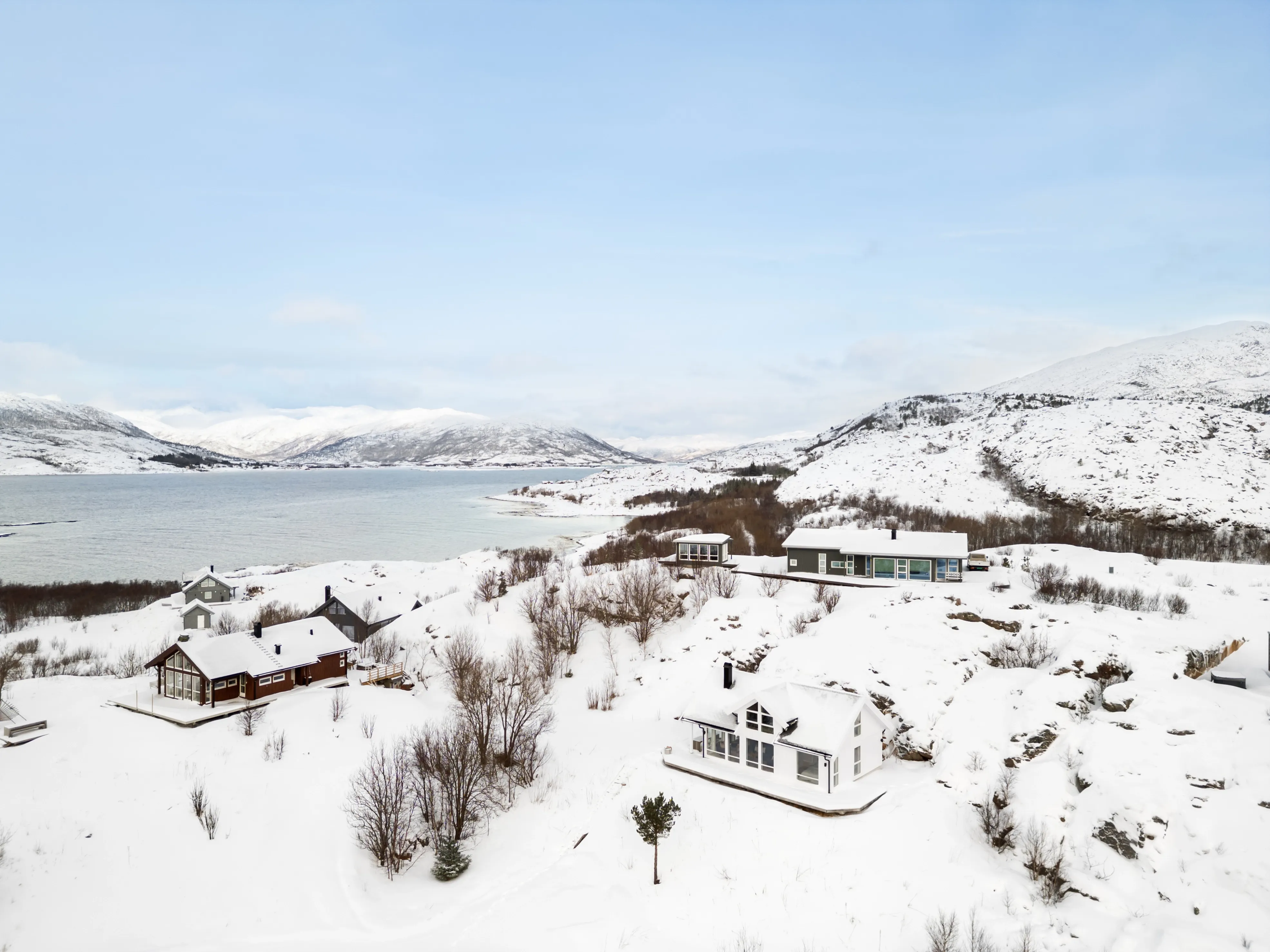 Modern 4-Bedroom Cabin with Expansive Terrace in Lødingen - Image 3