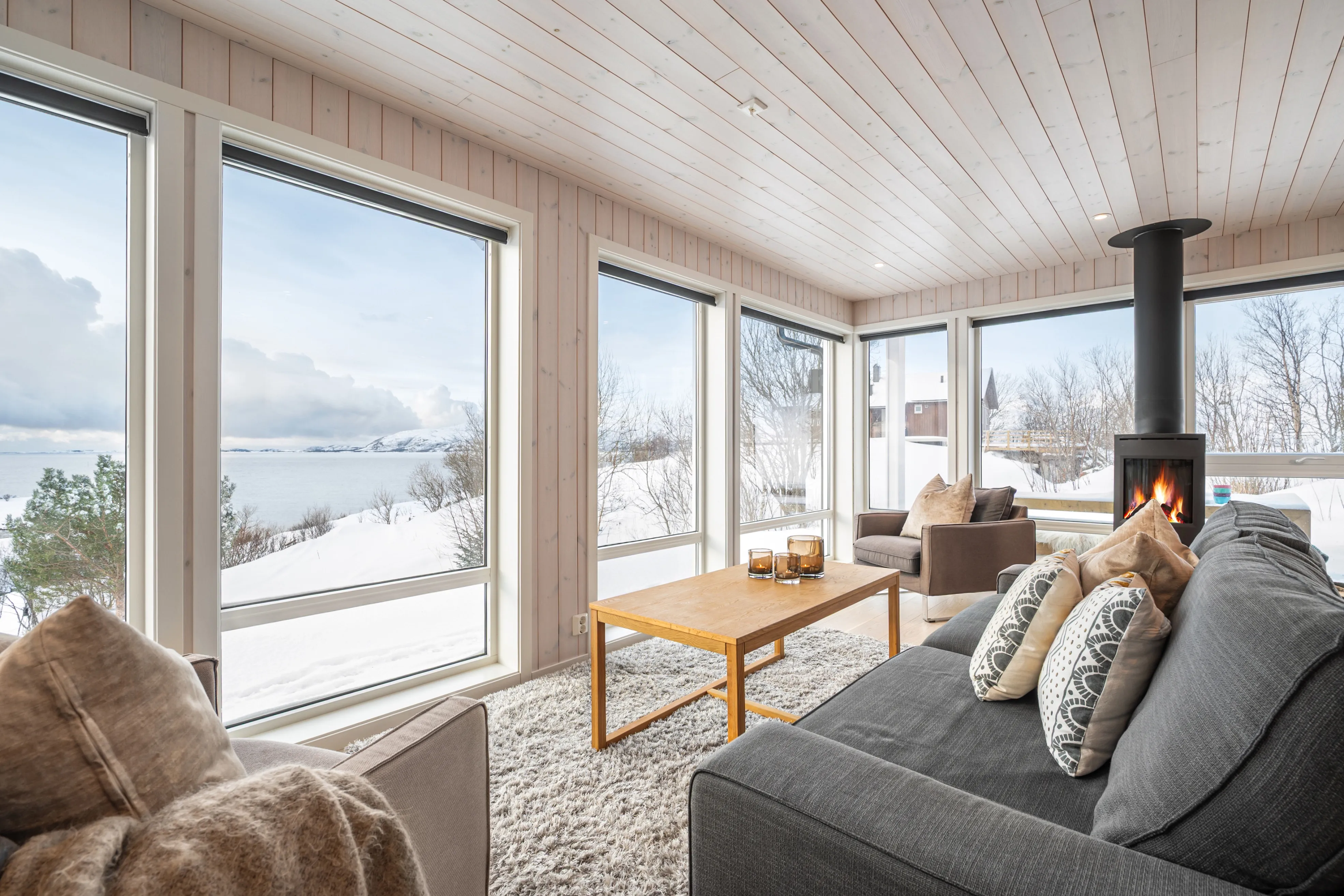 Modern 4-Bedroom Cabin with Expansive Terrace in Lødingen - Image 4