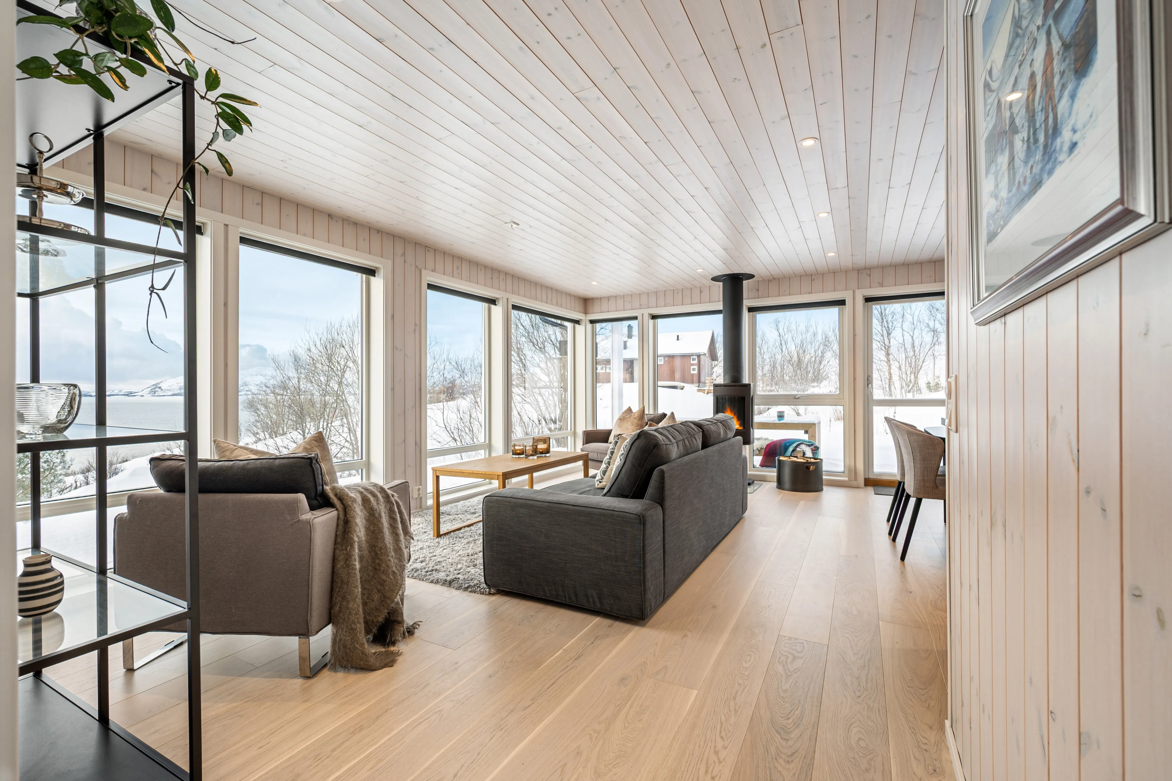 Modern 4-Bedroom Cabin with Expansive Terrace in Lødingen - Image 5