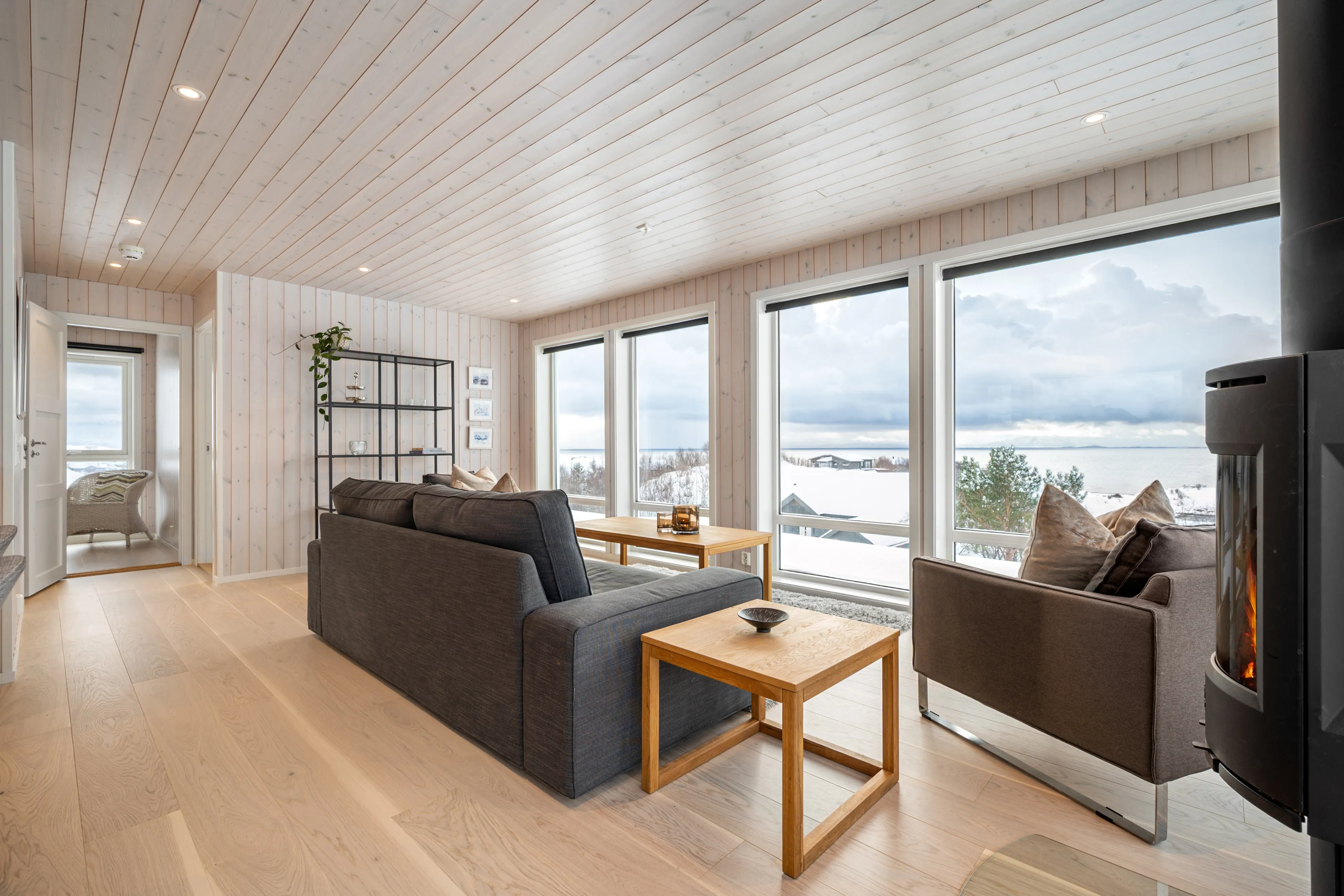 Modern 4-Bedroom Cabin with Expansive Terrace in Lødingen - View image 6 of 46