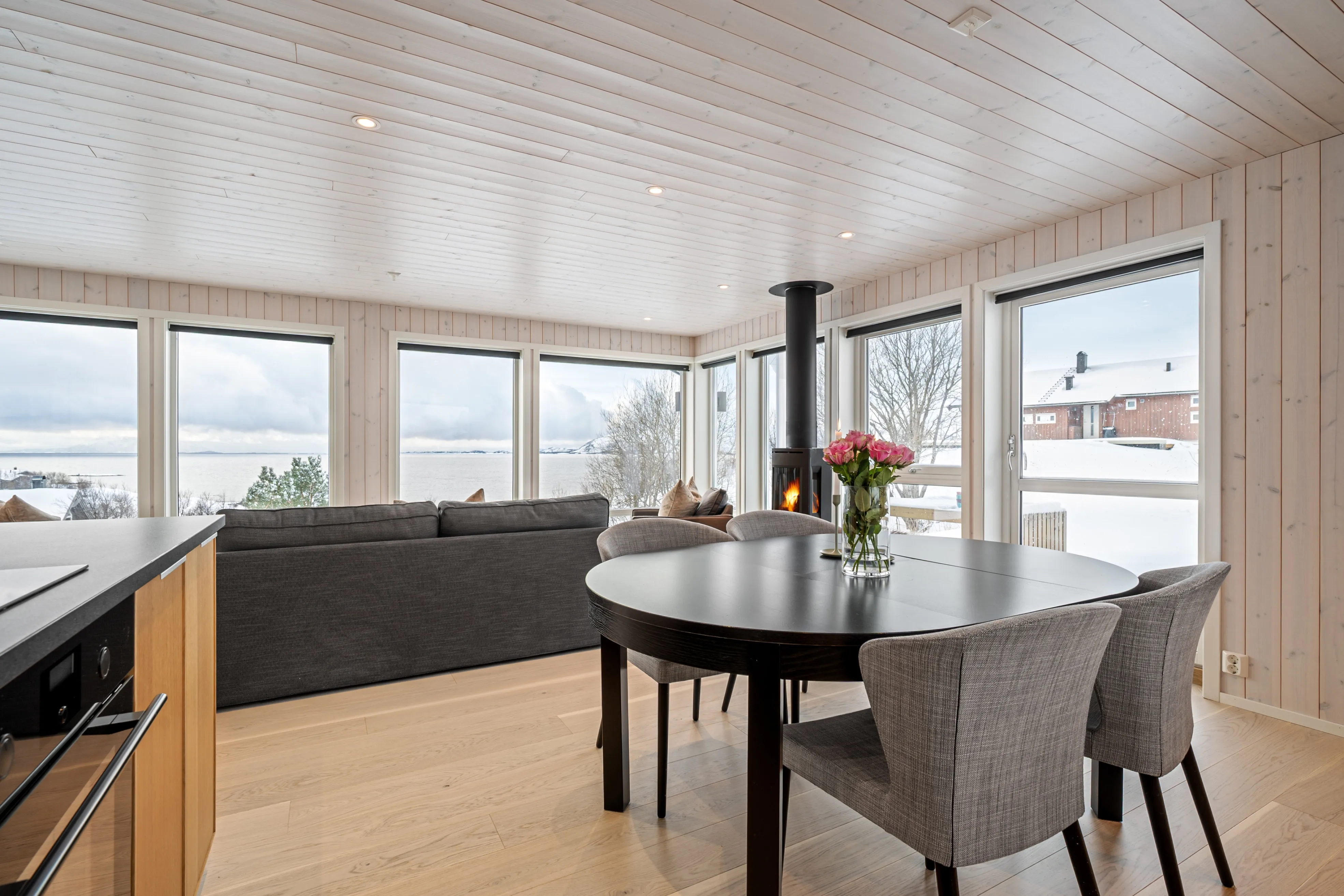 Modern 4-Bedroom Cabin with Expansive Terrace in Lødingen - View image 11 of 46
