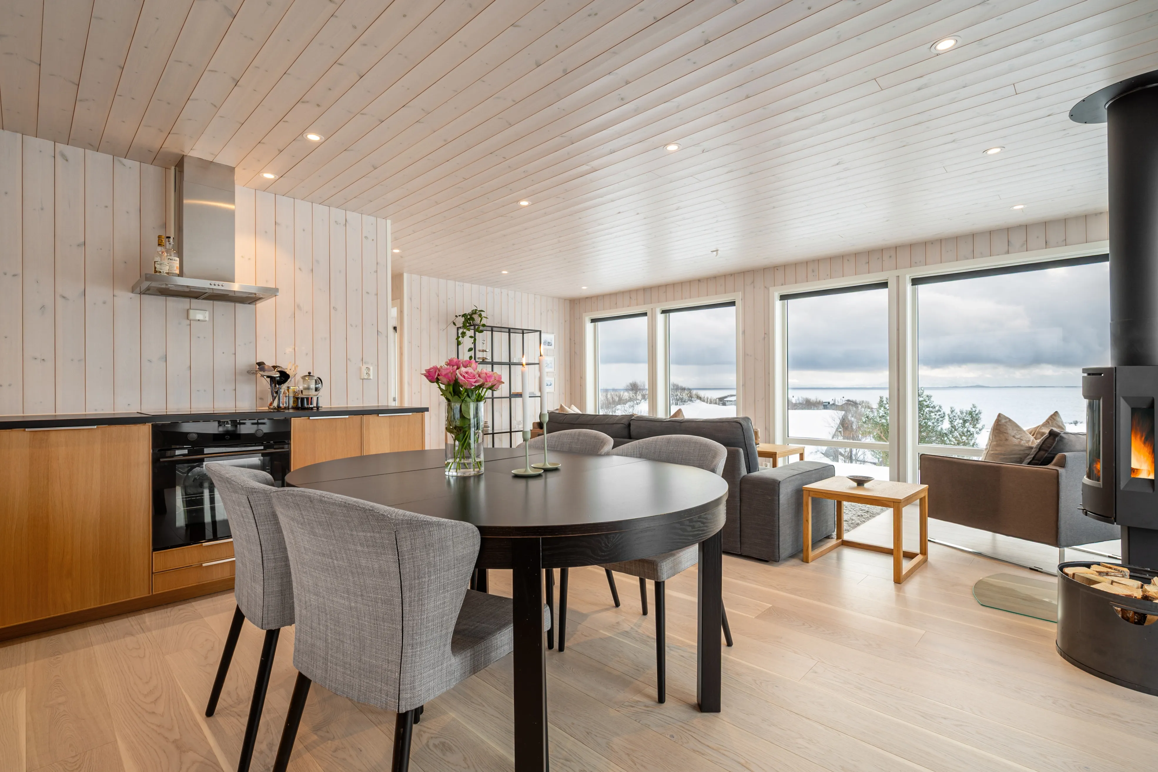 Modern 4-Bedroom Cabin with Expansive Terrace in Lødingen - View image 12 of 46