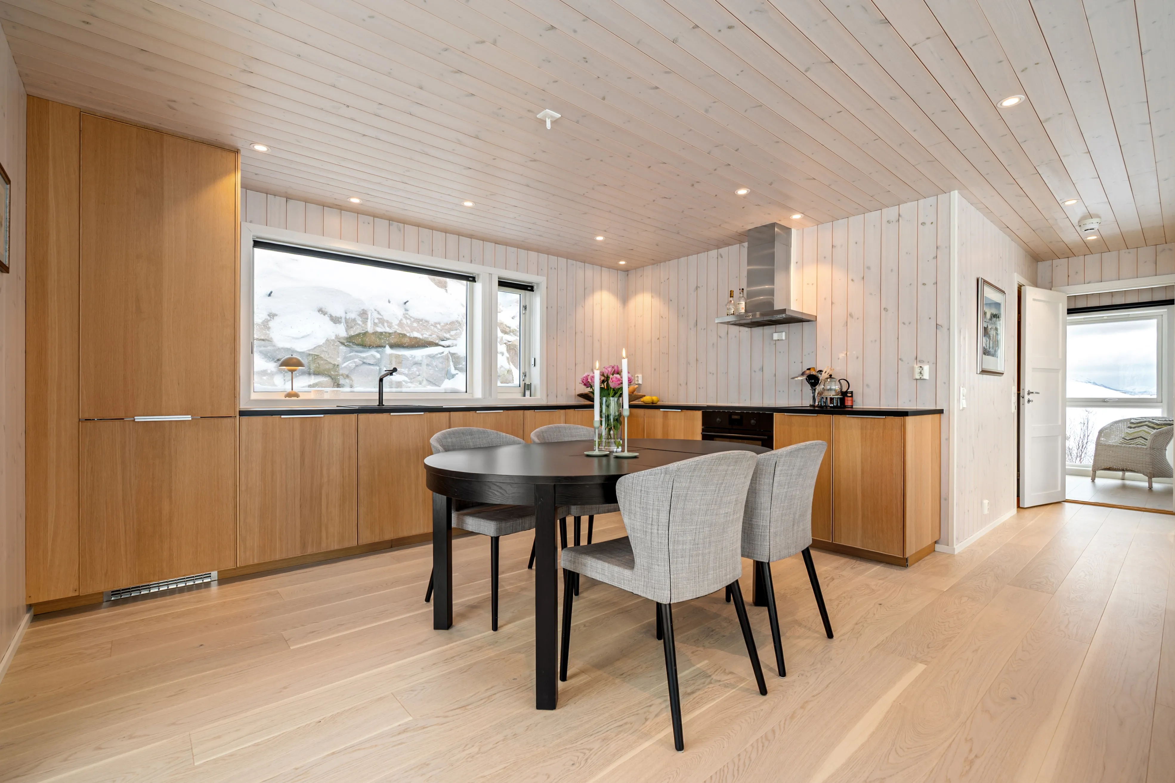 Modern 4-Bedroom Cabin with Expansive Terrace in Lødingen - View image 14 of 46