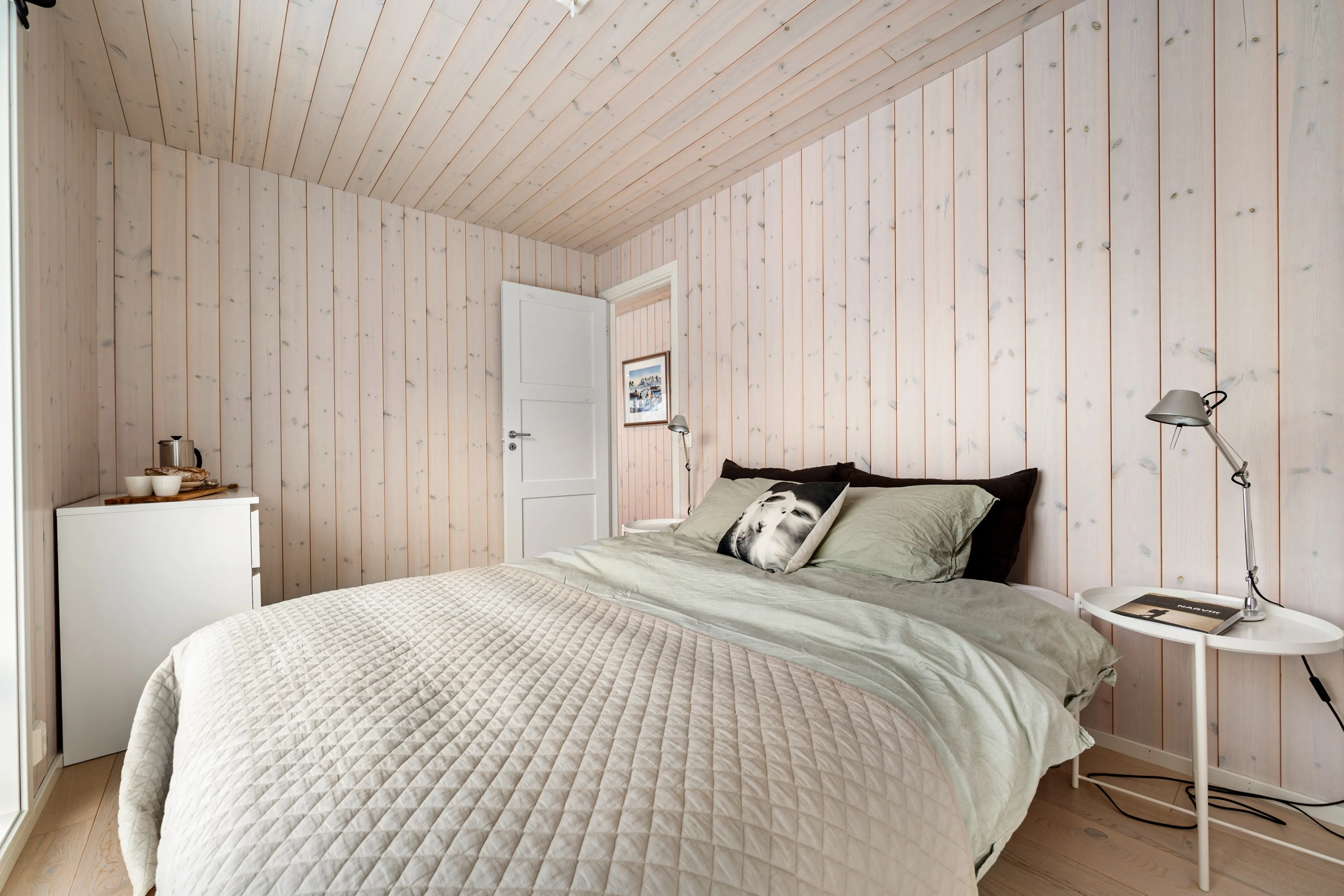 Modern 4-Bedroom Cabin with Expansive Terrace in Lødingen - View image 17 of 46