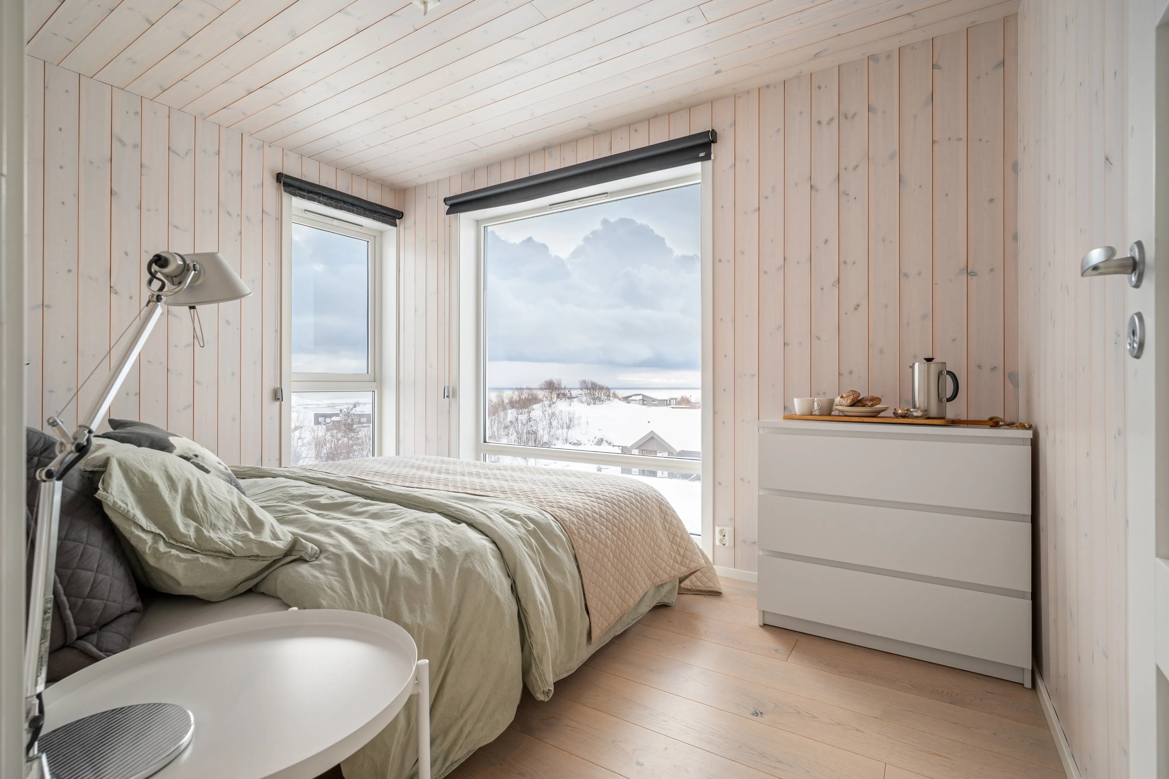 Modern 4-Bedroom Cabin with Expansive Terrace in Lødingen - View image 18 of 46
