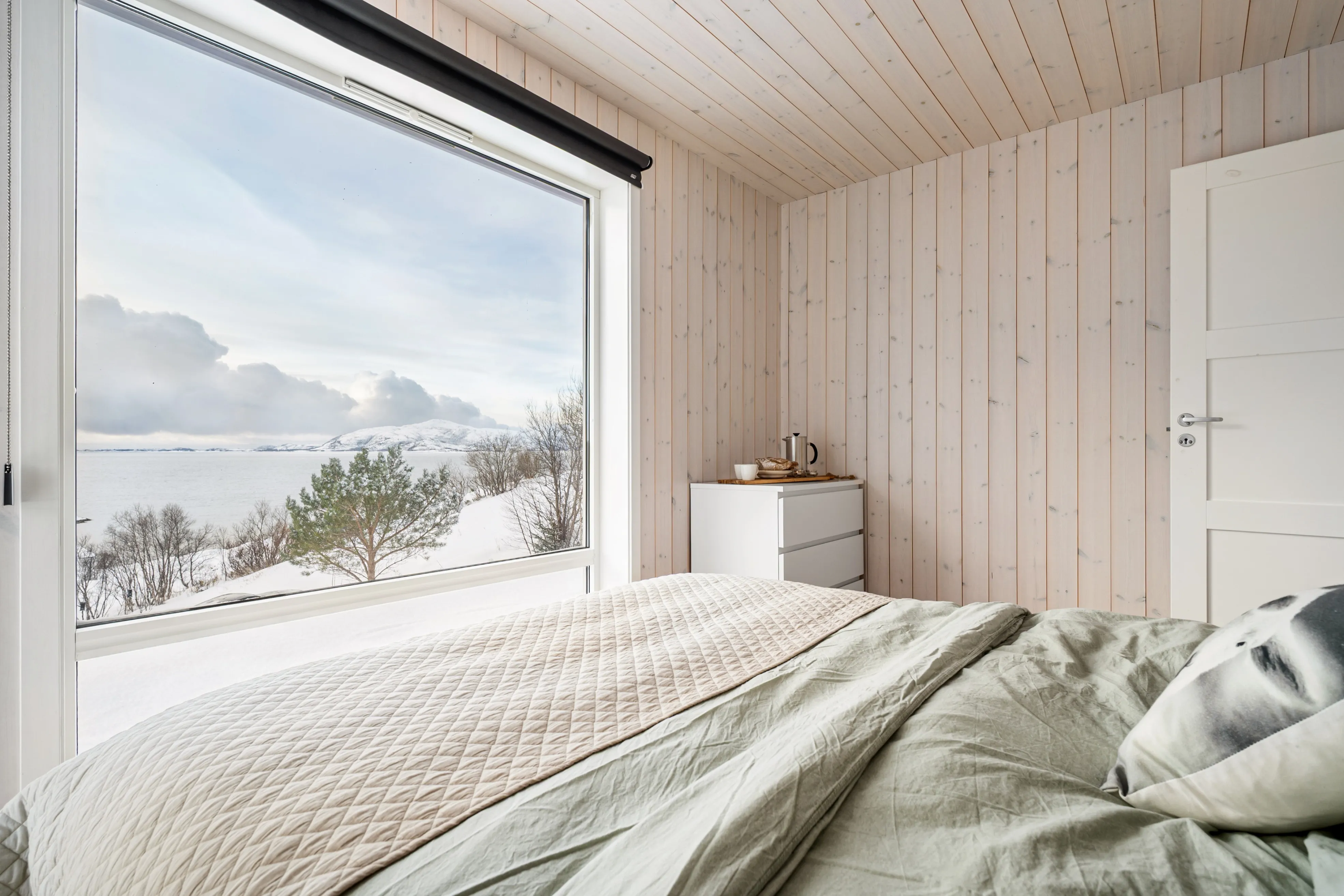 Modern 4-Bedroom Cabin with Expansive Terrace in Lødingen - View image 19 of 46