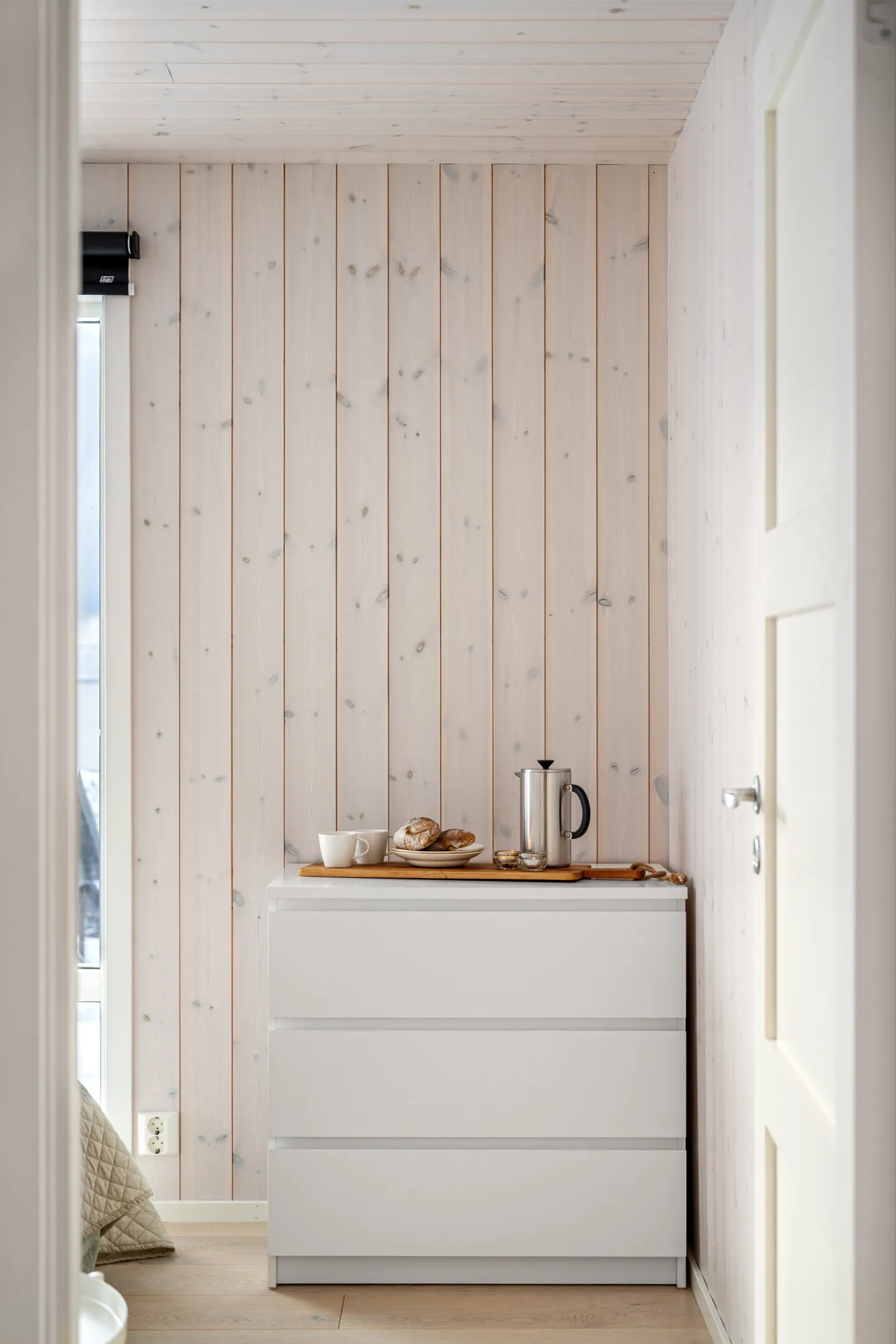 Modern 4-Bedroom Cabin with Expansive Terrace in Lødingen - View image 20 of 46