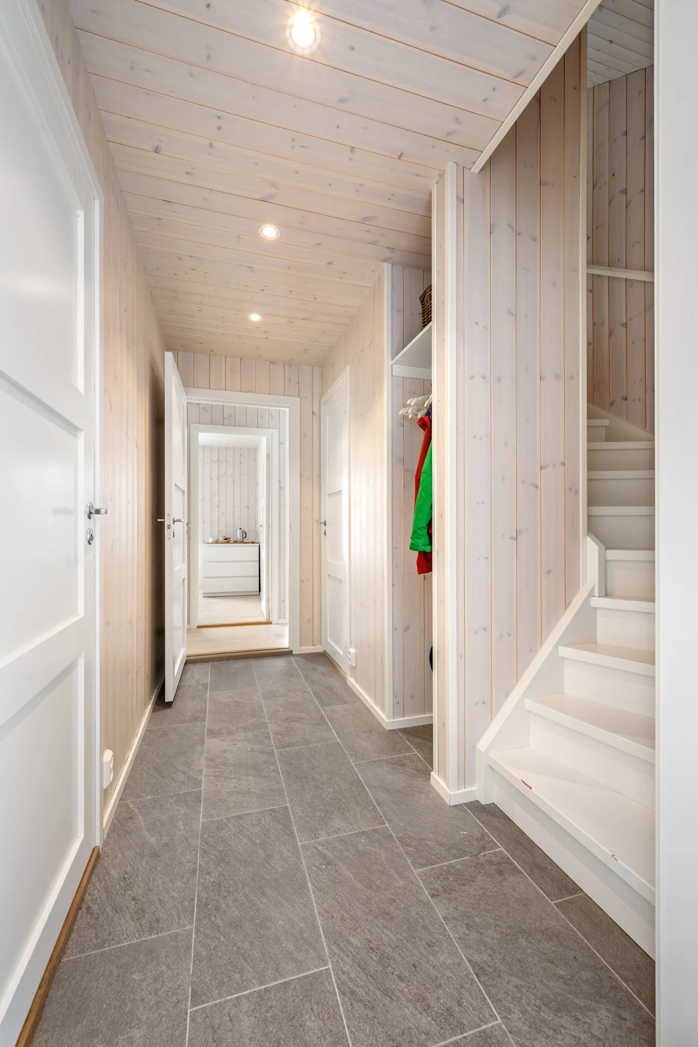 Modern 4-Bedroom Cabin with Expansive Terrace in Lødingen - View image 22 of 46