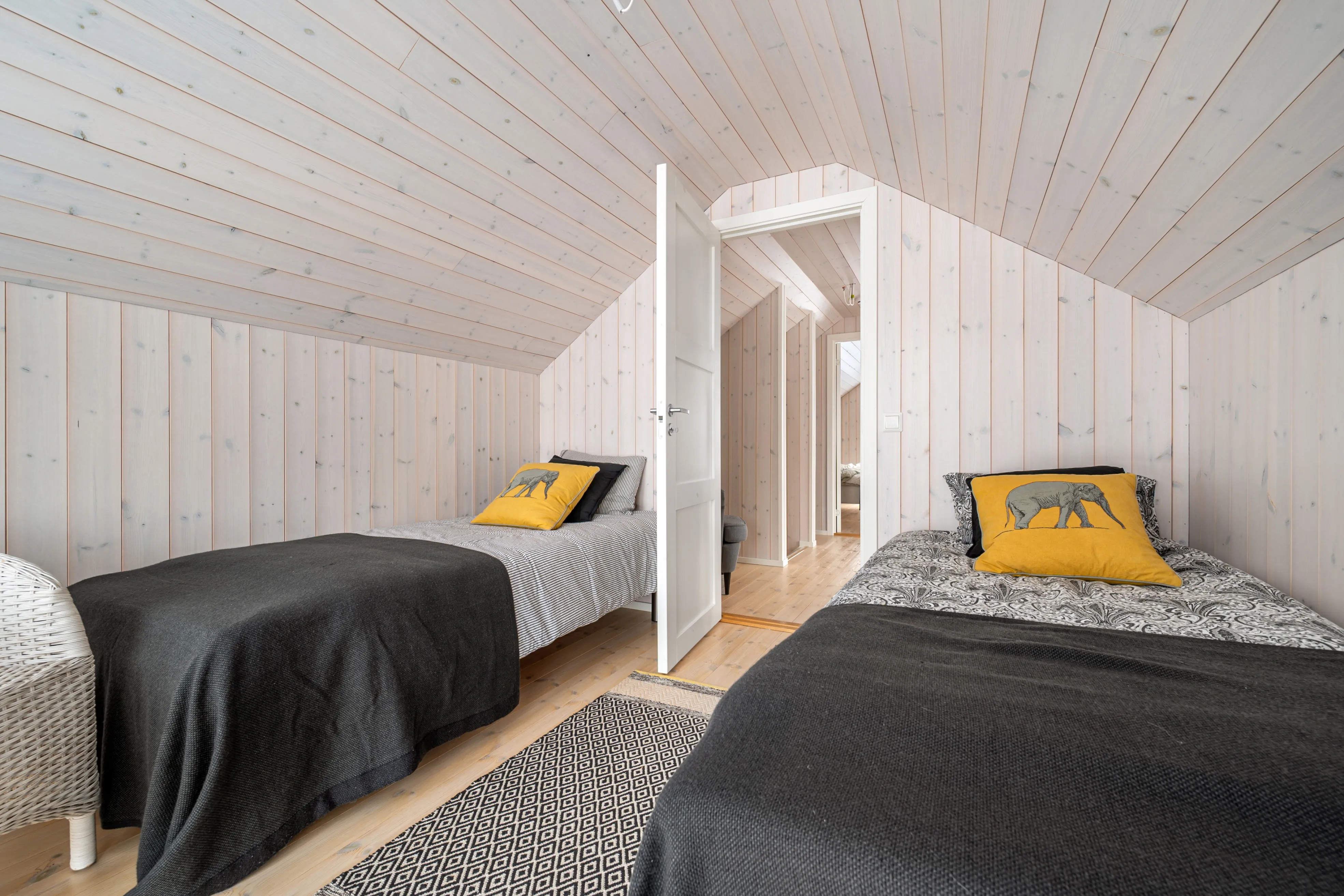Modern 4-Bedroom Cabin with Expansive Terrace in Lødingen - View image 26 of 46