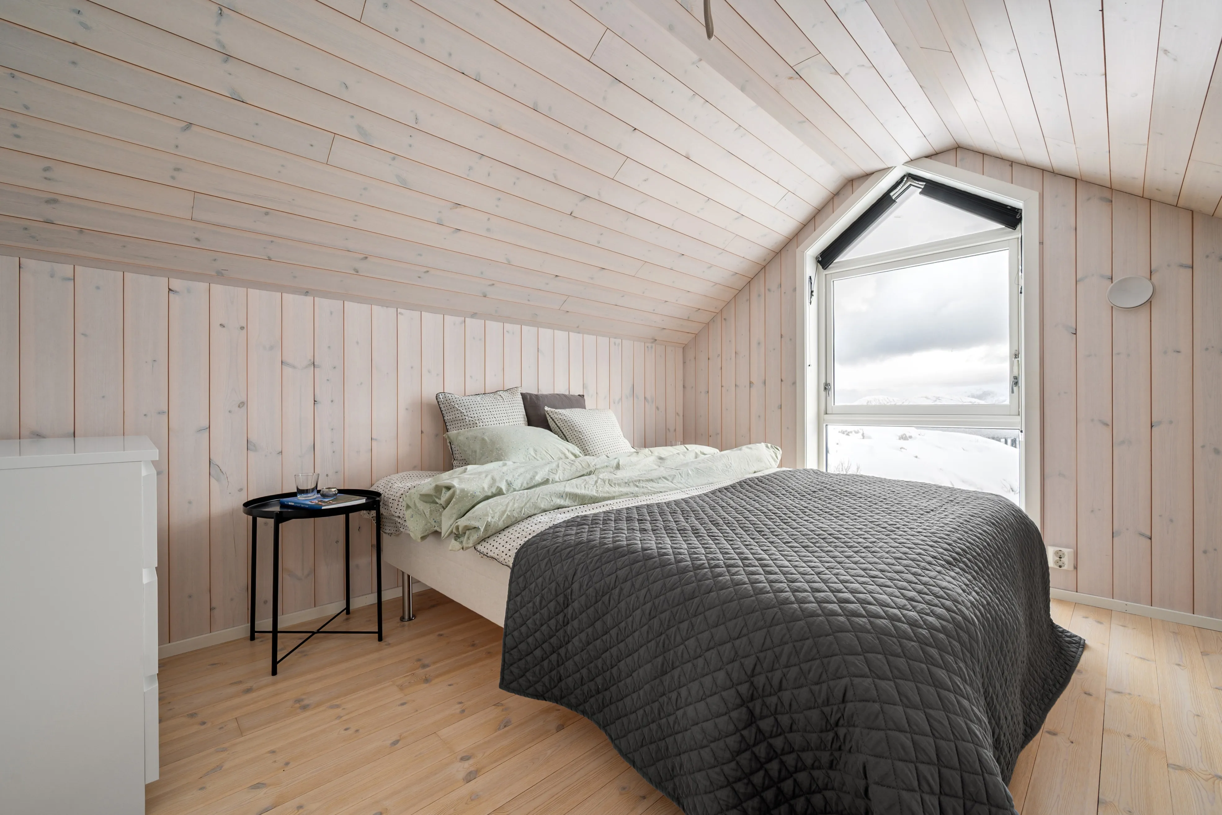 Modern 4-Bedroom Cabin with Expansive Terrace in Lødingen - View image 28 of 46