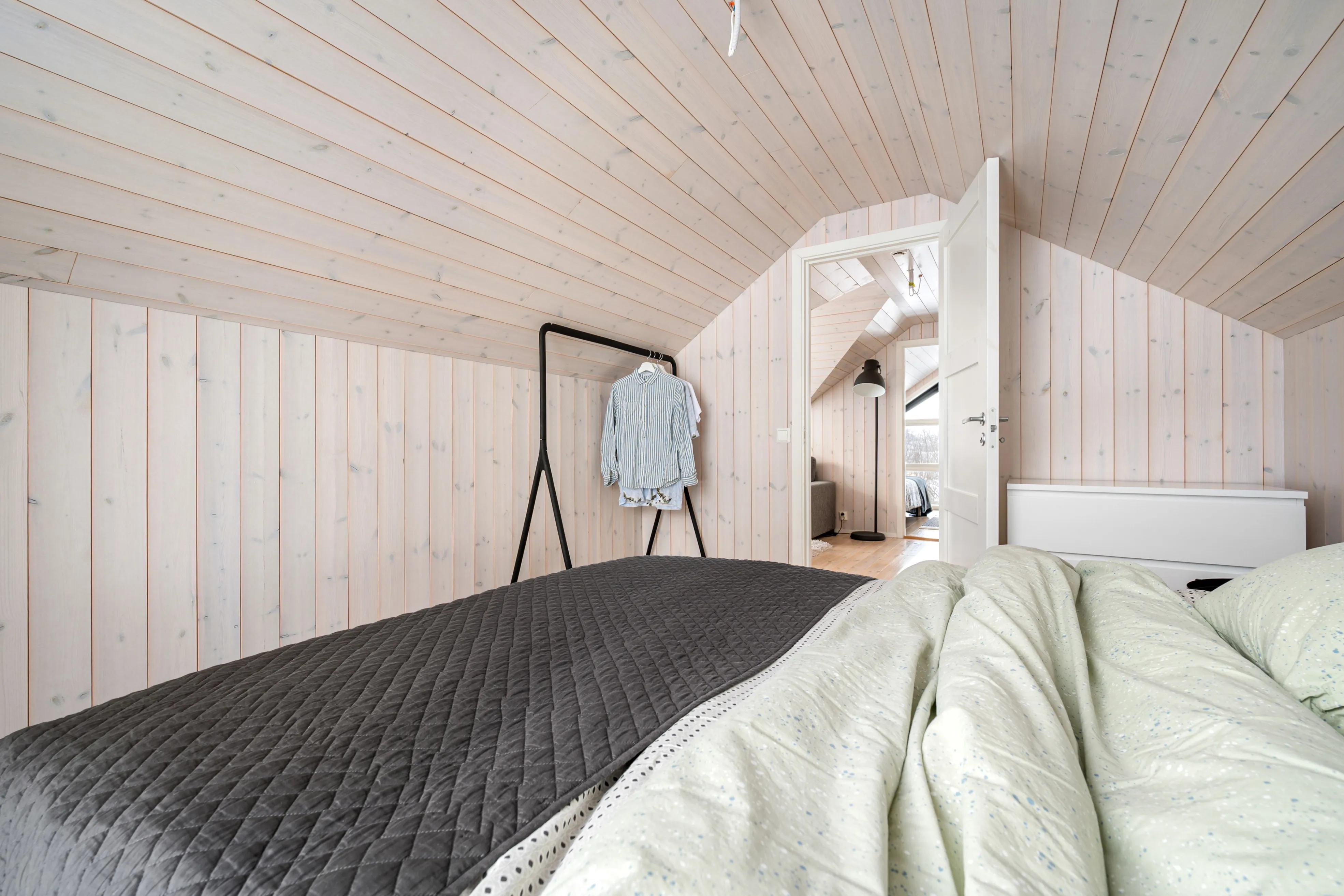 Modern 4-Bedroom Cabin with Expansive Terrace in Lødingen - View image 29 of 46