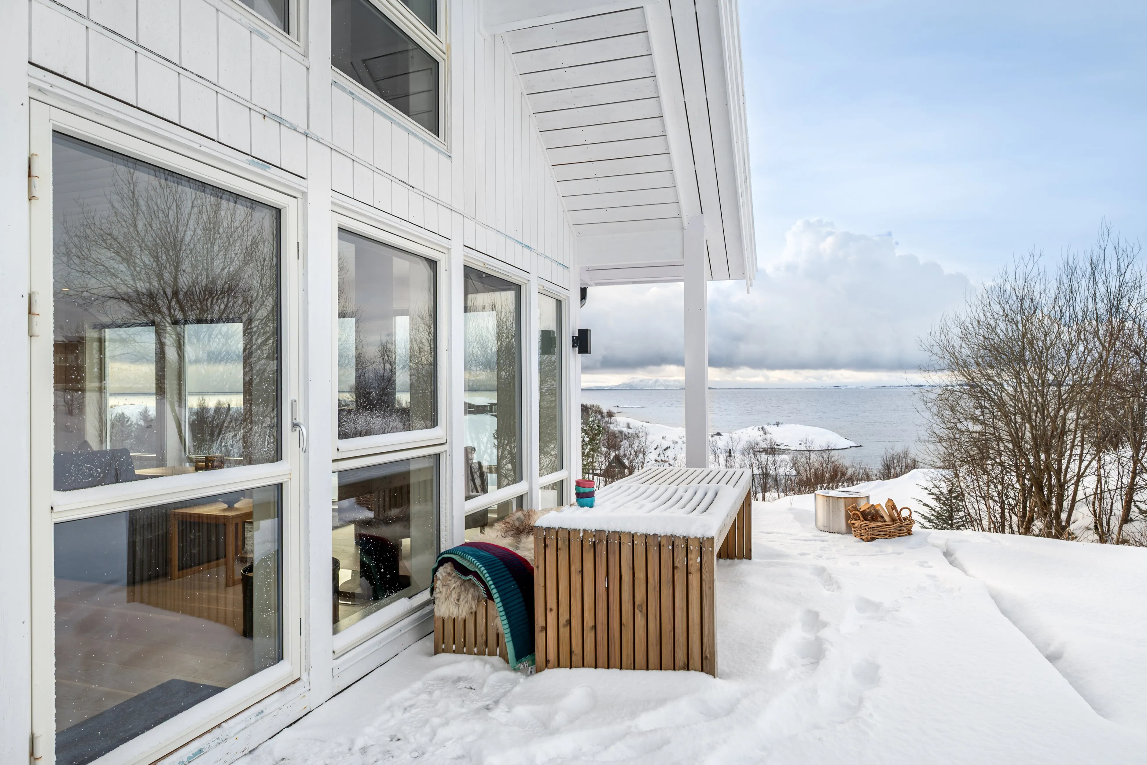 Modern 4-Bedroom Cabin with Expansive Terrace in Lødingen - View image 30 of 46