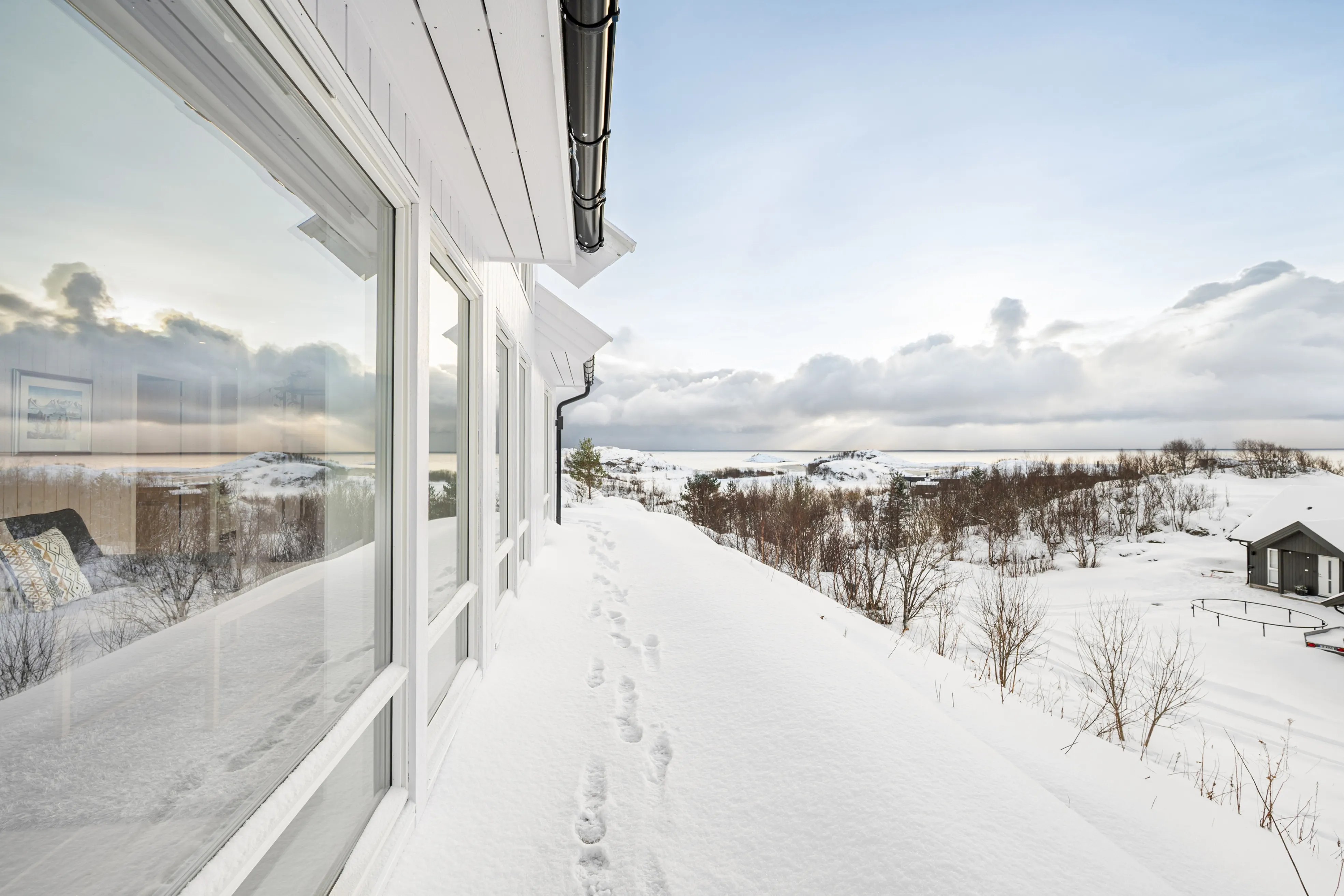 Modern 4-Bedroom Cabin with Expansive Terrace in Lødingen - View image 31 of 46