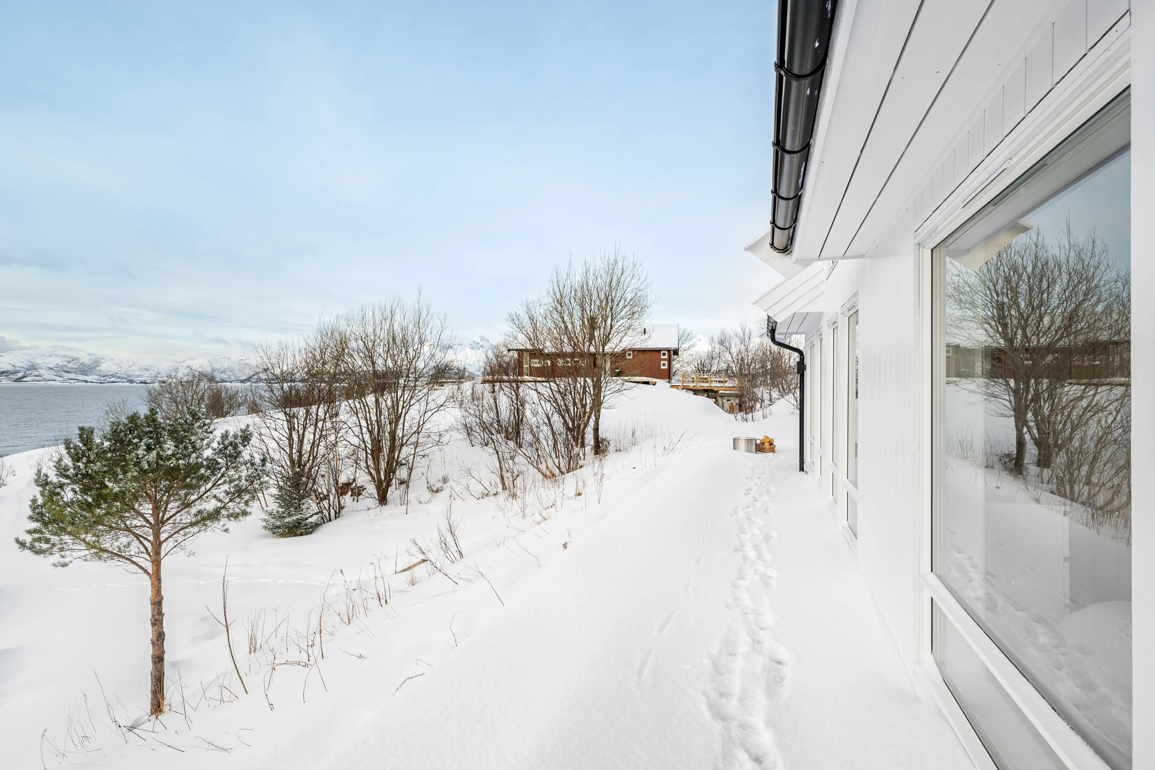 Modern 4-Bedroom Cabin with Expansive Terrace in Lødingen - View image 32 of 46